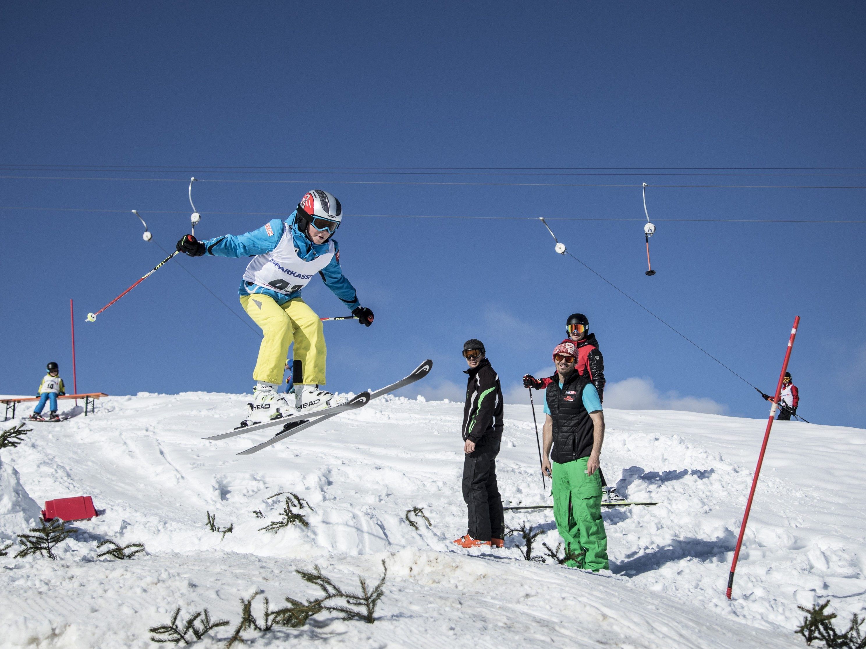 In Schetteregg wartet neben den ausgezeichneten Pisten ein tägliches, kostenloses Programm in den Semesterferien. Unter der Aufsicht von ehemaligen Skisprung-Profis können Kinder beim ASVÖ Familiensporttag „Schnee erleben“ erste Sprünge in den Schnee setzen. In Schetteregg wartet neben den ausgezeichneten Pisten ein tägliches, kostenloses Programm in den Semesterferien. Unter der Aufsicht von ehemaligen Skisprung-Profis können Kinder beim ASVÖ Familiensporttag „Schnee erleben“ erste Sprünge in den Schnee setzen.