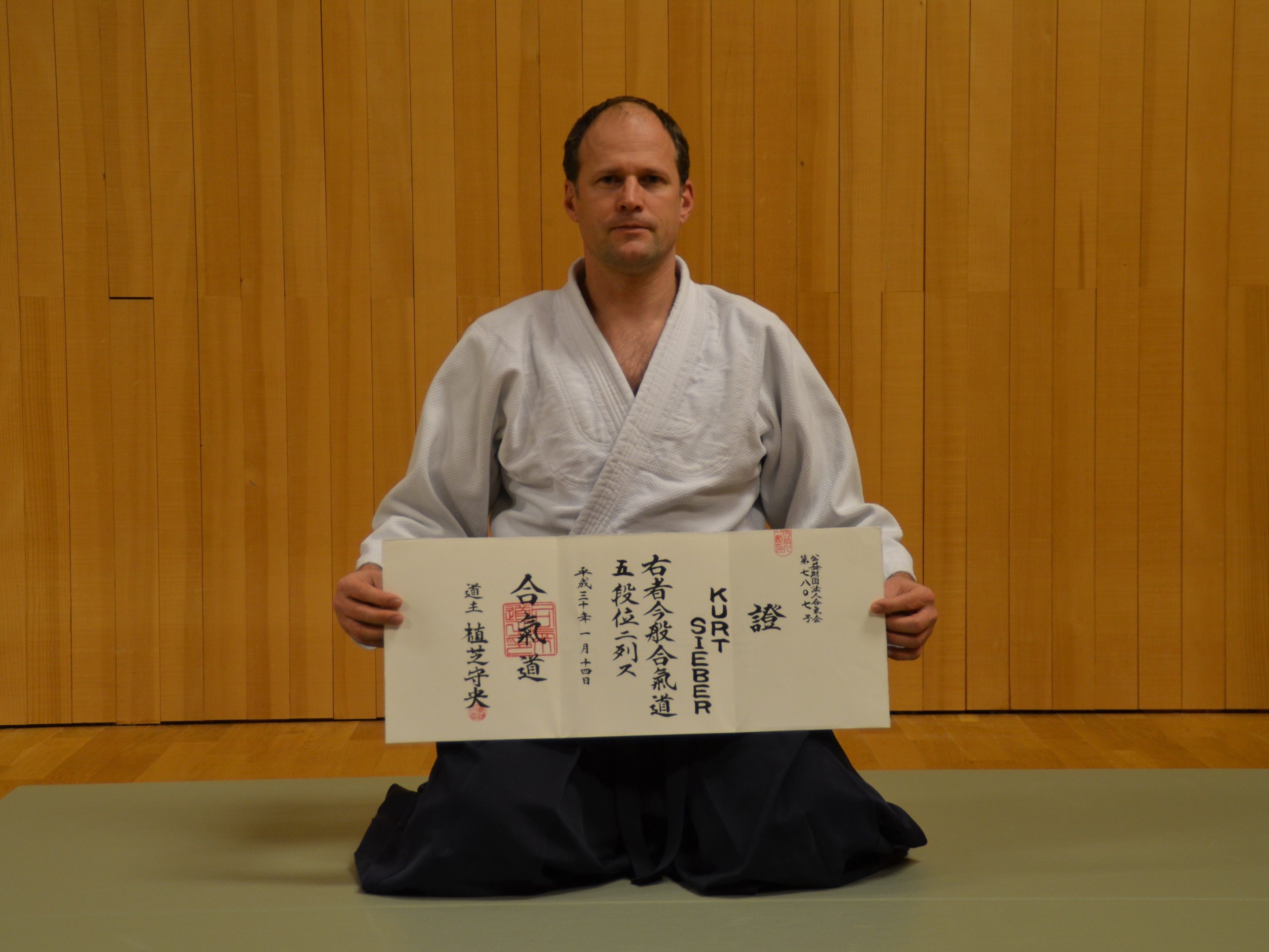 Kurt Sieber im Dojo Meiningen mit der Urkunde vom Hombu-Dojo zum 5. Dan Kurt Sieber im Dojo Meiningen mit der Urkunde vom Hombu-Dojo zum 5. Dan