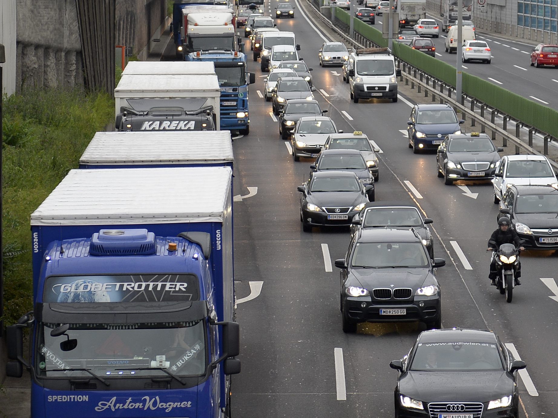 Nach einem Lkw-Brand kommt es zu Verzögerungen auf der A22. Nach einem Lkw-Brand kommt es zu Verzögerungen auf der A22.