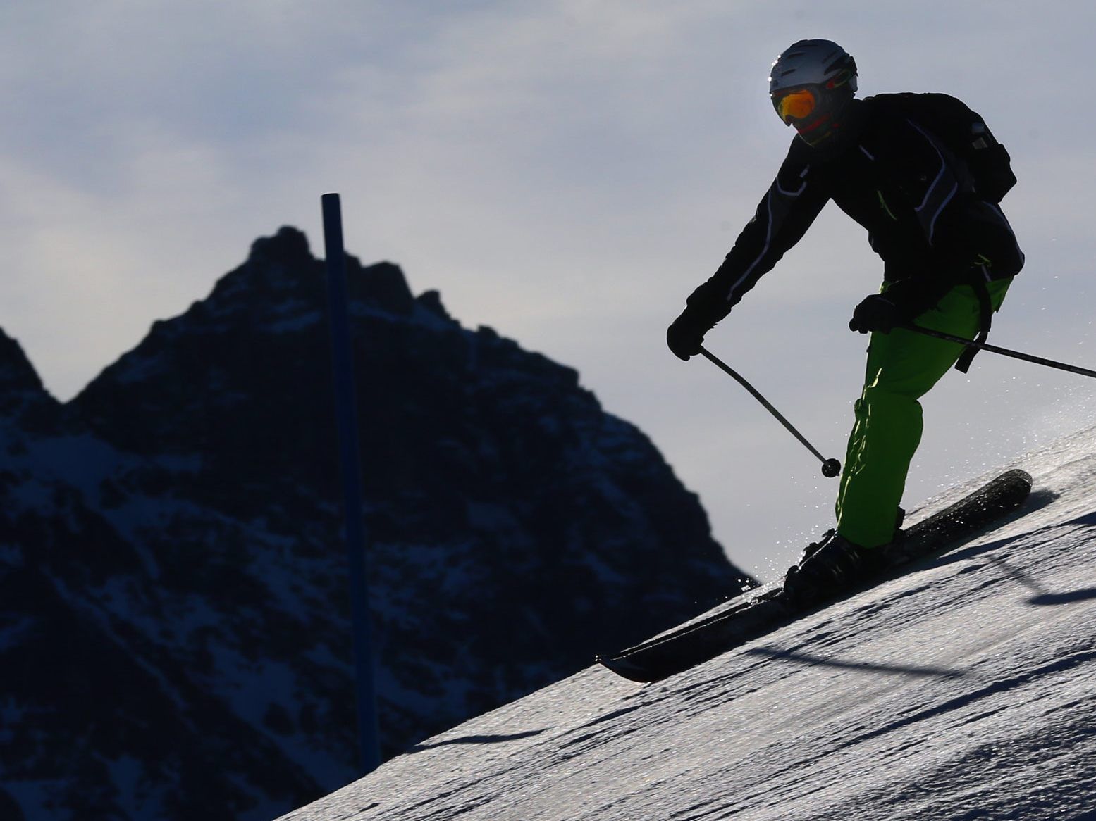 Nach einem Skiunfall in Lech sucht die Polizei einen Mann mit Vollbart.