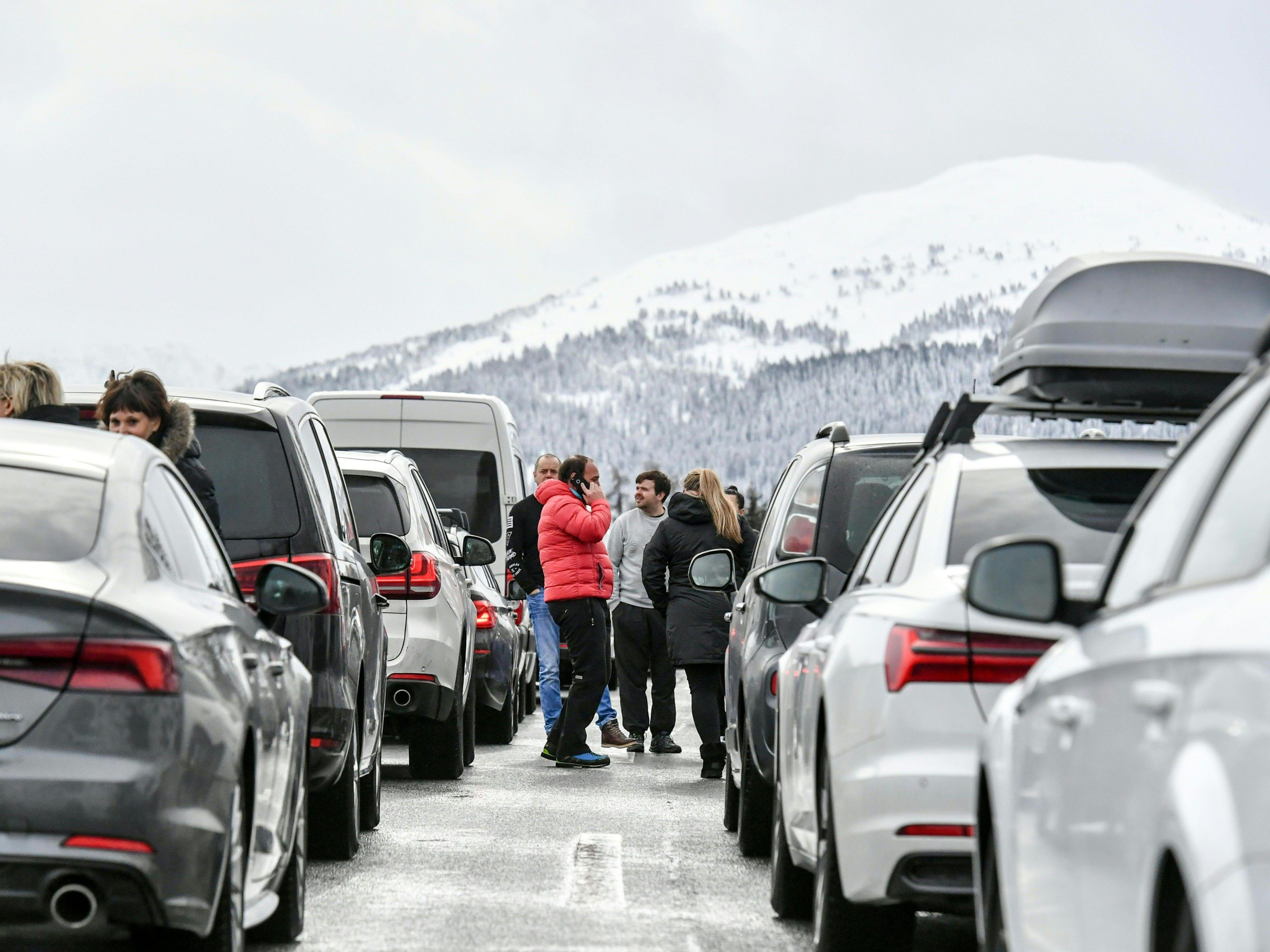 Autofahrer saßen stundenlang fest. Autofahrer saßen stundenlang fest.