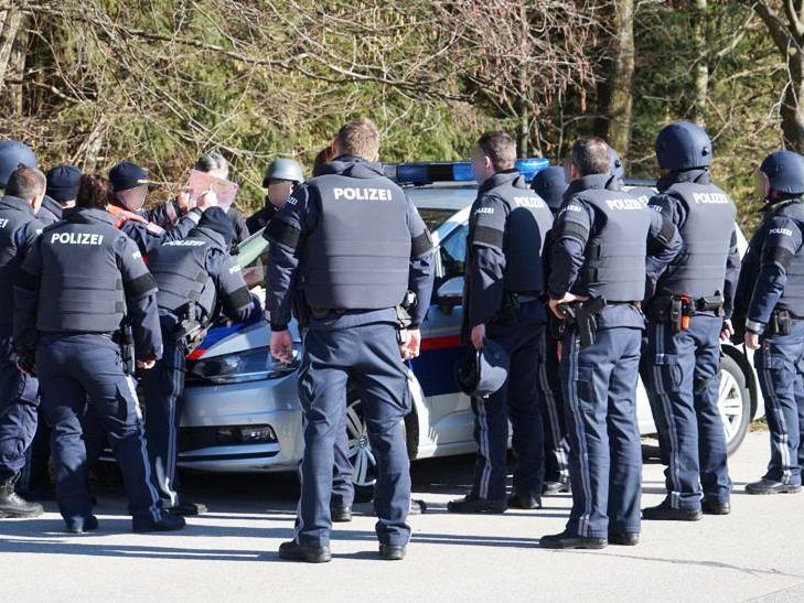 Zwei Männer wurden bei Schüssen in Amstetten verletzt.