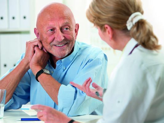 Ărztin spricht mit Patienten Ărztin spricht mit Patienten