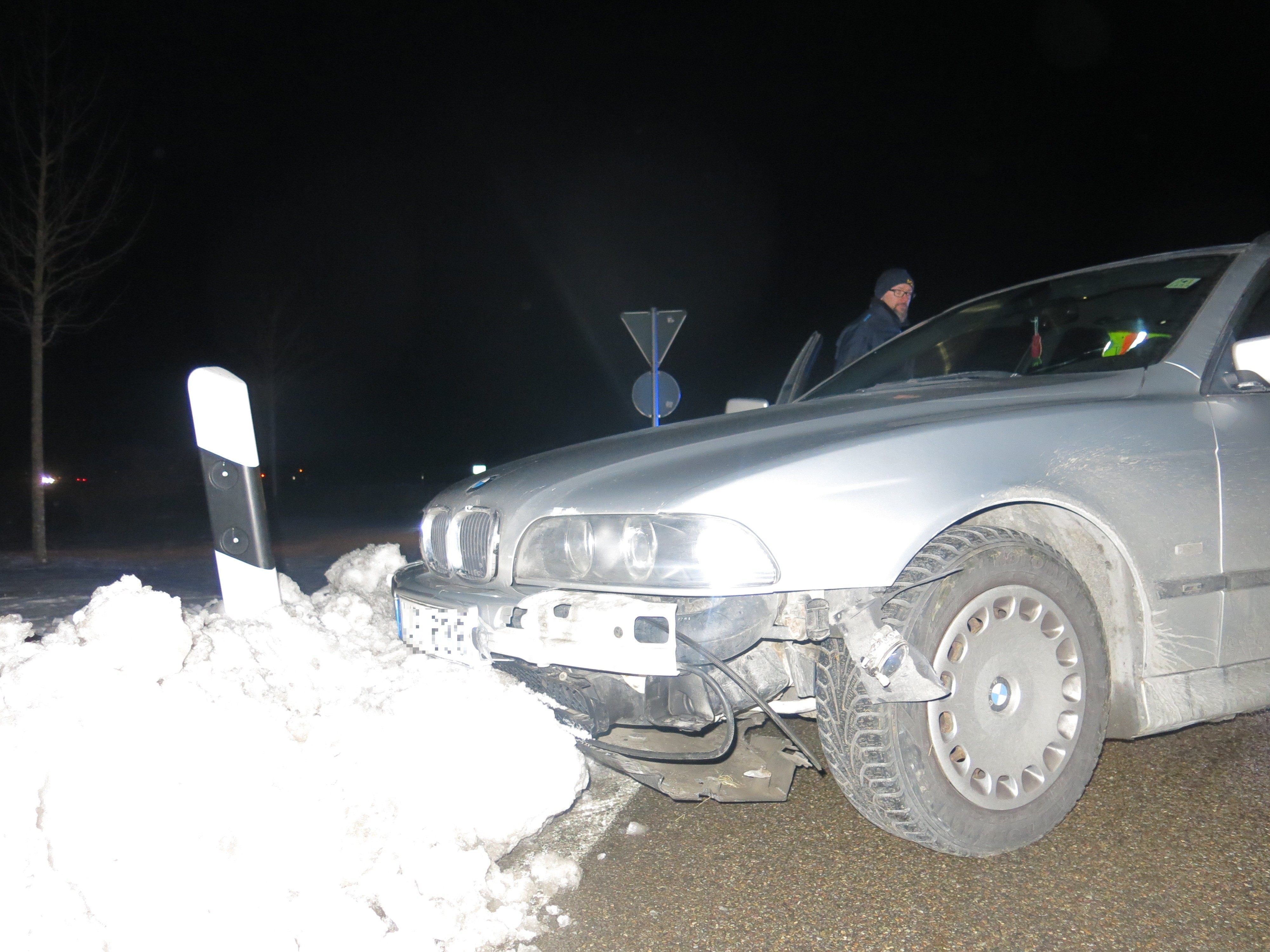  Der mutmaßliche Schleuser verliert in einem Kreisverkehr die Kontrolle und bleibt mit seinem Fahrzeug im Schnee stecken. Der mutmaßliche Schleuser verliert in einem Kreisverkehr die Kontrolle und bleibt mit seinem Fahrzeug im Schnee stecken. Der mutmaßliche Schleuser verliert in einem Kreisverkehr die Kontrolle und bleibt mit seinem Fahrzeug im Schnee stecken. Der mutmaßliche Schleuser verliert in einem Kreisverkehr die Kontrolle und bleibt mit seinem Fahrzeug im Schnee stecken.