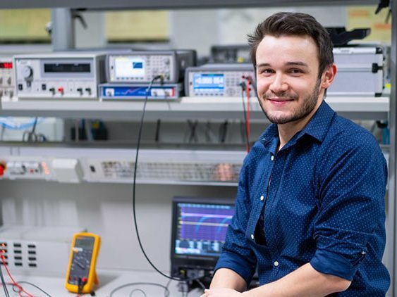 Alim Akhaev kombiniert mit dem Studium „Energietechnik Dual“ Beruf und Ausbildung. Bild: Fabrizio Pritzi Alim Akhaev kombiniert mit dem Studium „Energietechnik Dual“ Beruf und Ausbildung. Bild: Fabrizio Pritzi