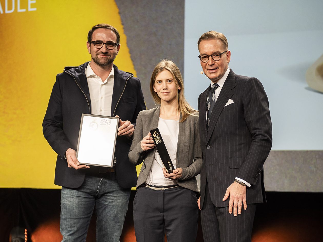Christian Leidinger und Lisa Vesely von DIE KØJE nehmen von Andrej Kupetz, Geschäftsführer des Rat für Formgebung, den German Design Award in „Gold“ entgegen. Christian Leidinger und Lisa Vesely von DIE KØJE nehmen von Andrej Kupetz, Geschäftsführer des Rat für Formgebung, den German Design Award in „Gold“ entgegen.