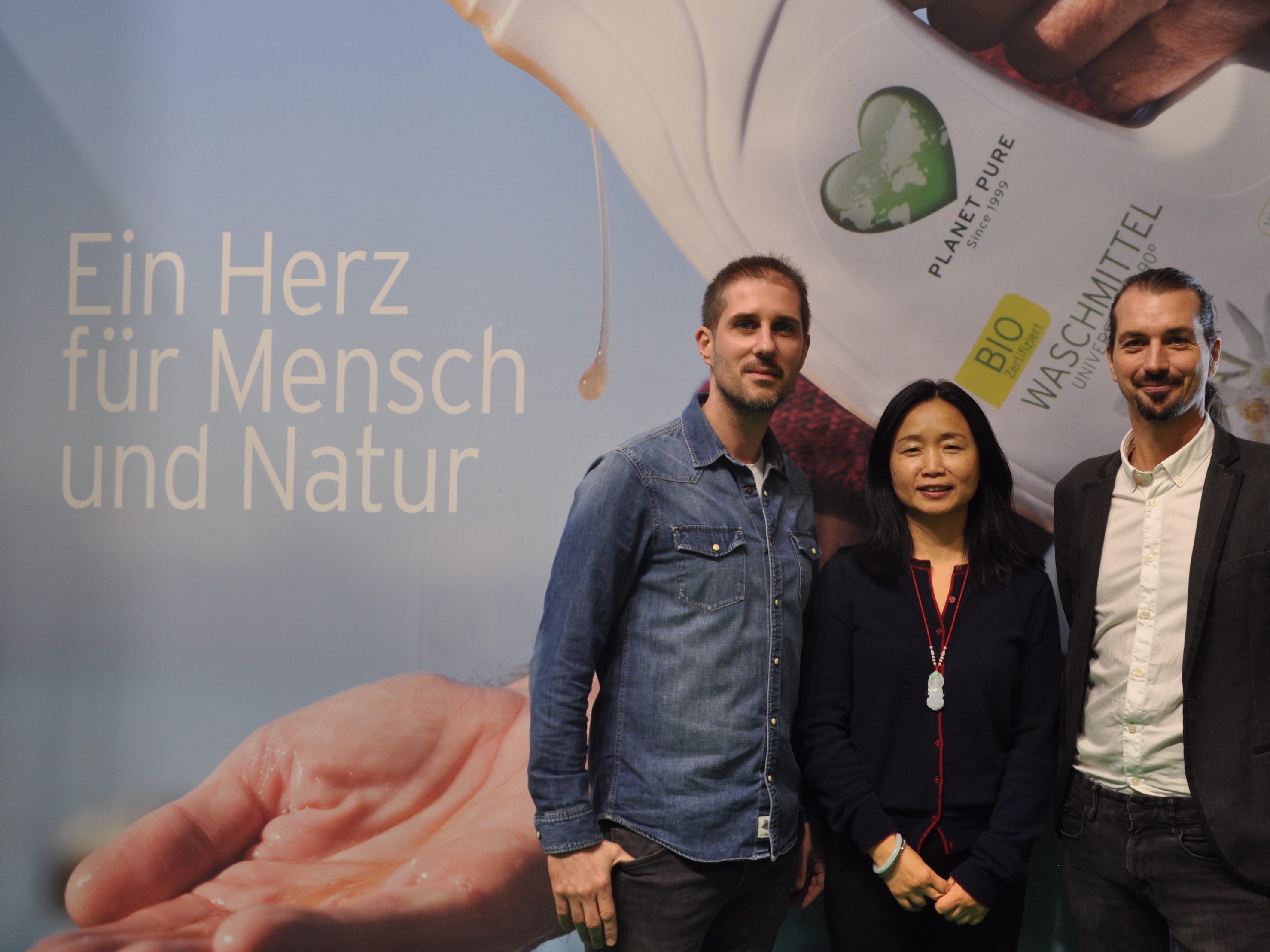 Silvio Perpmer (rechts) mit seinen Mitarbeitern Stefan und May auf der Biofach in Nürnberg.