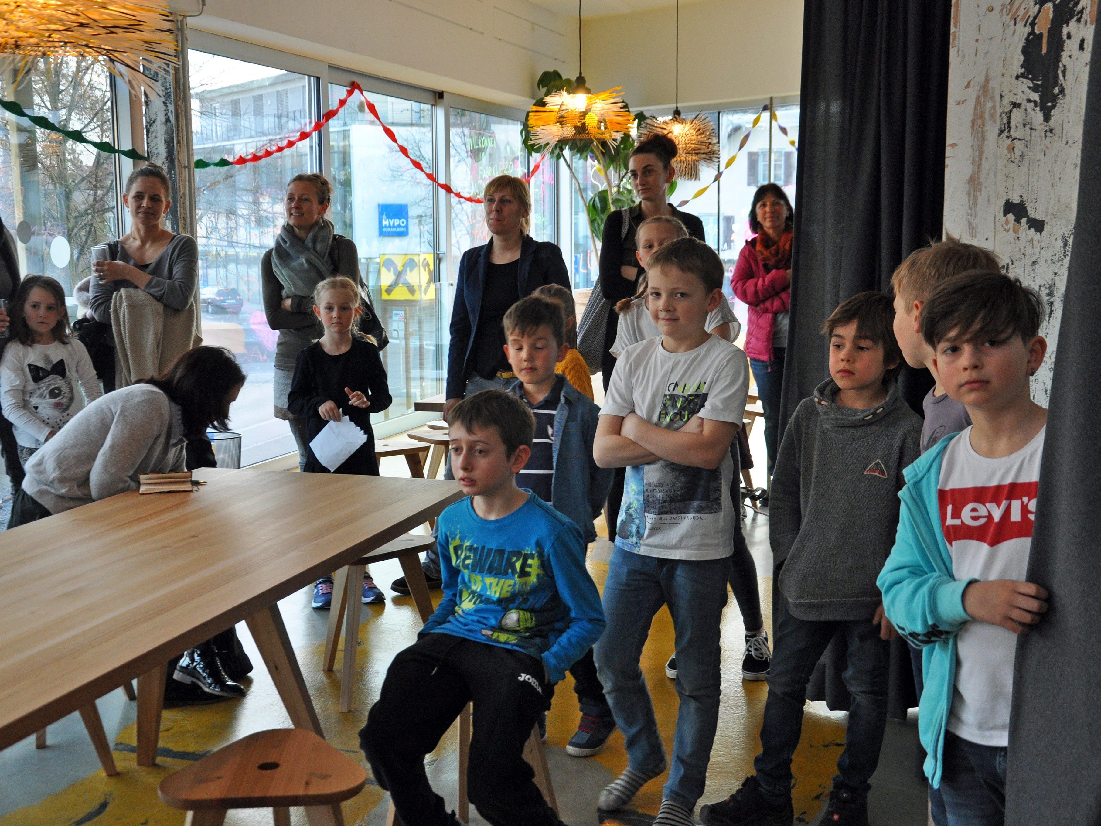 Die Kinder fühlen sich pudelwohl beim neuen Mittagstisch. Die Kinder fühlen sich pudelwohl beim neuen Mittagstisch.