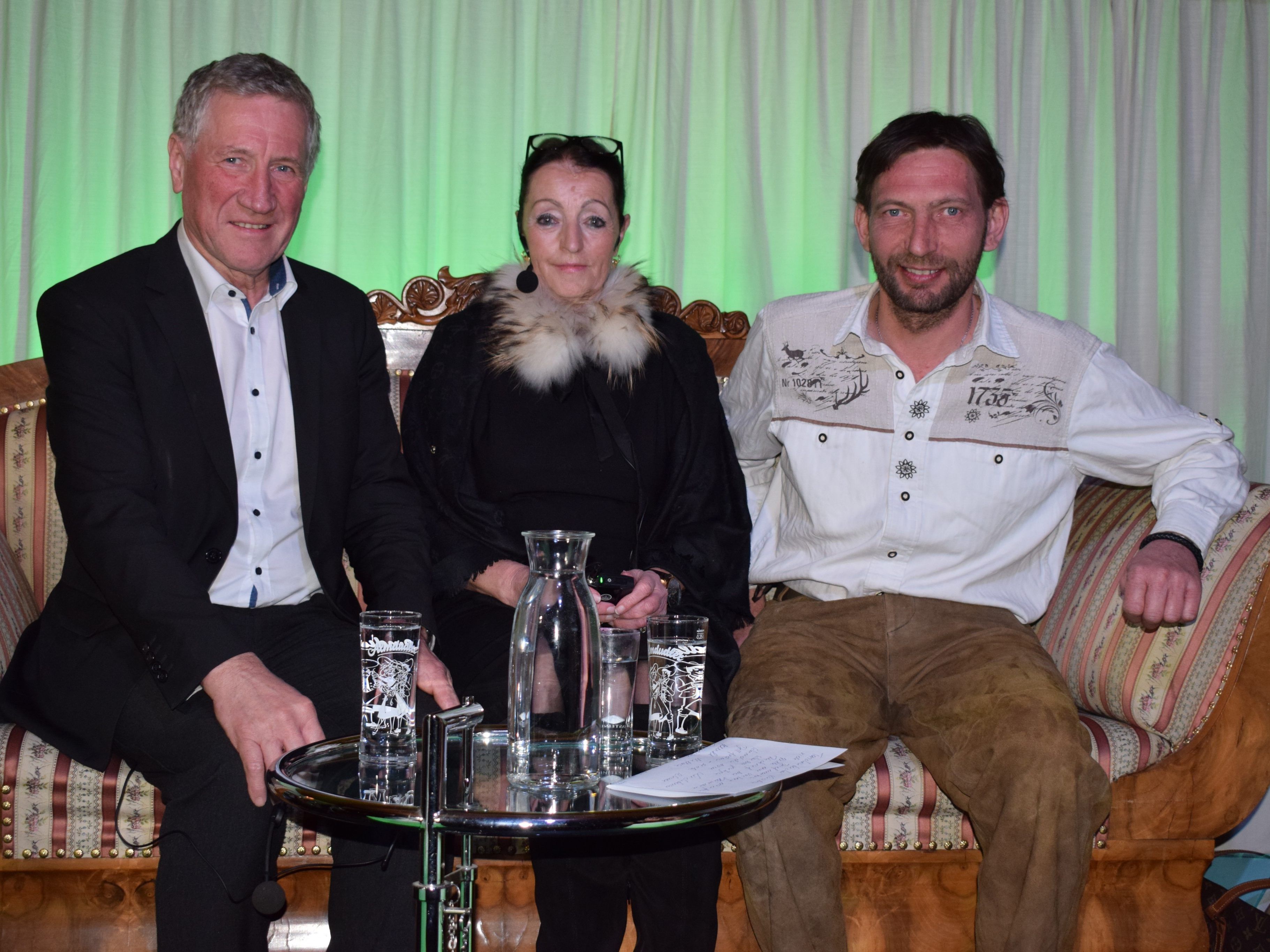 Hotelchefin Irmi-Marie Sachs-Ritter, aLR Erich Schwärzler und Löwenwirt Mario Pargger zeichneten für den interessanten Erzählabend verantwortlich. Hotelchefin Irmi-Marie Sachs-Ritter, aLR Erich Schwärzler und Löwenwirt Mario Pargger zeichneten für den interessanten Erzählabend verantwortlich.