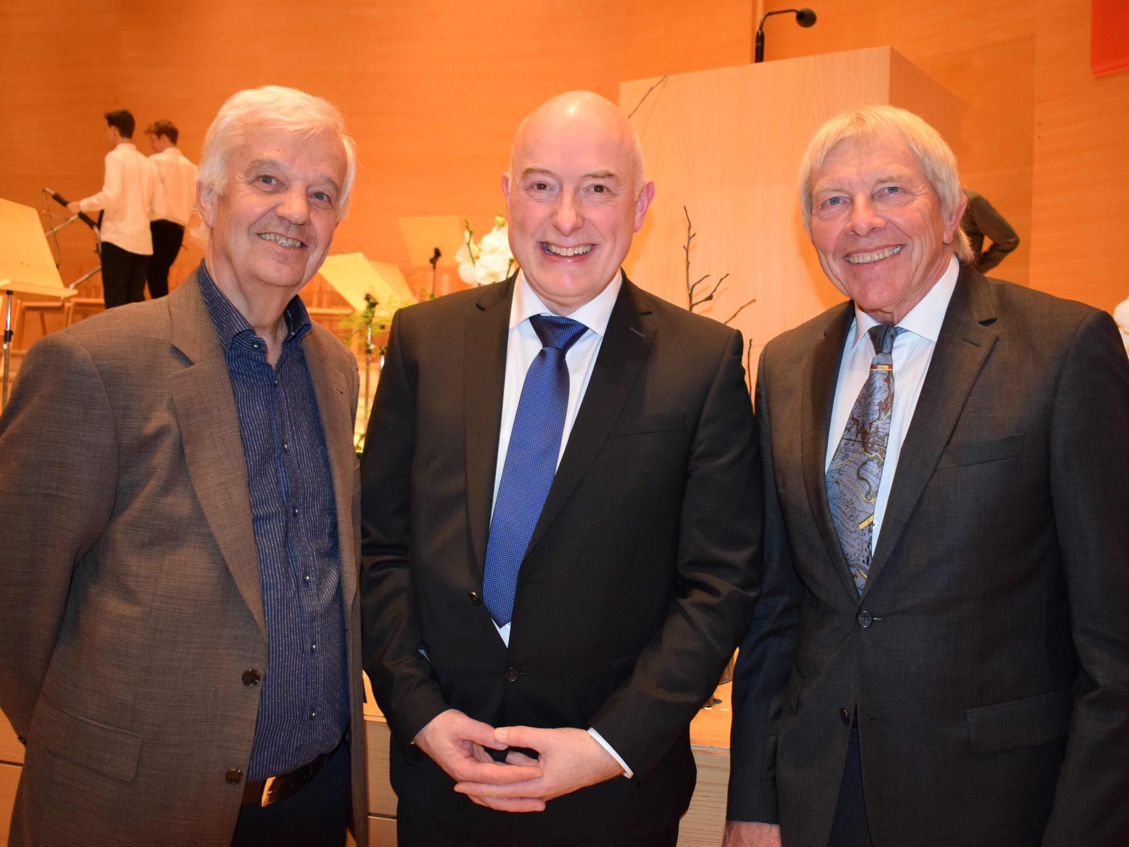 Direktor Mag. Ariel Lang und seine Vorgänger Mag. Reinhold Rinner und Mag. Johannes Küng freuten sich über den gelungenen Festabend. Direktor Mag. Ariel Lang und seine Vorgänger Mag. Reinhold Rinner und Mag. Johannes Küng freuten sich über den gelungenen Festabend.