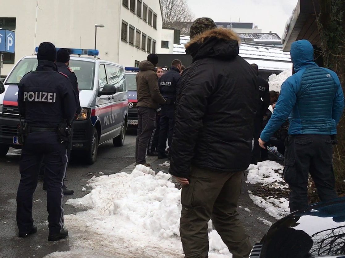 Die Festnahme des Täters unweit der BH Dornbirn.