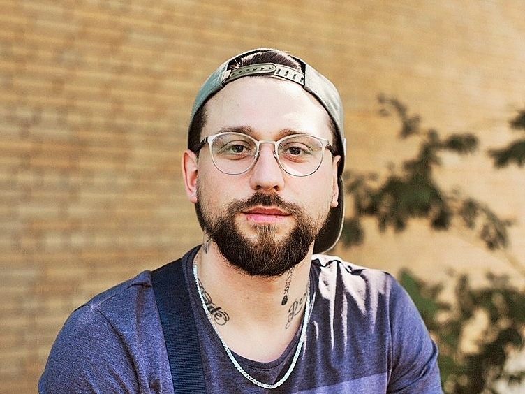 Dominik war jahrelang drogenabhängig, hat beinahe sein Leben weggeworfen. Jetzt will er andere davor bewahren. Dominik war jahrelang drogenabhängig, hat beinahe sein Leben weggeworfen. Jetzt will er andere davor bewahren.