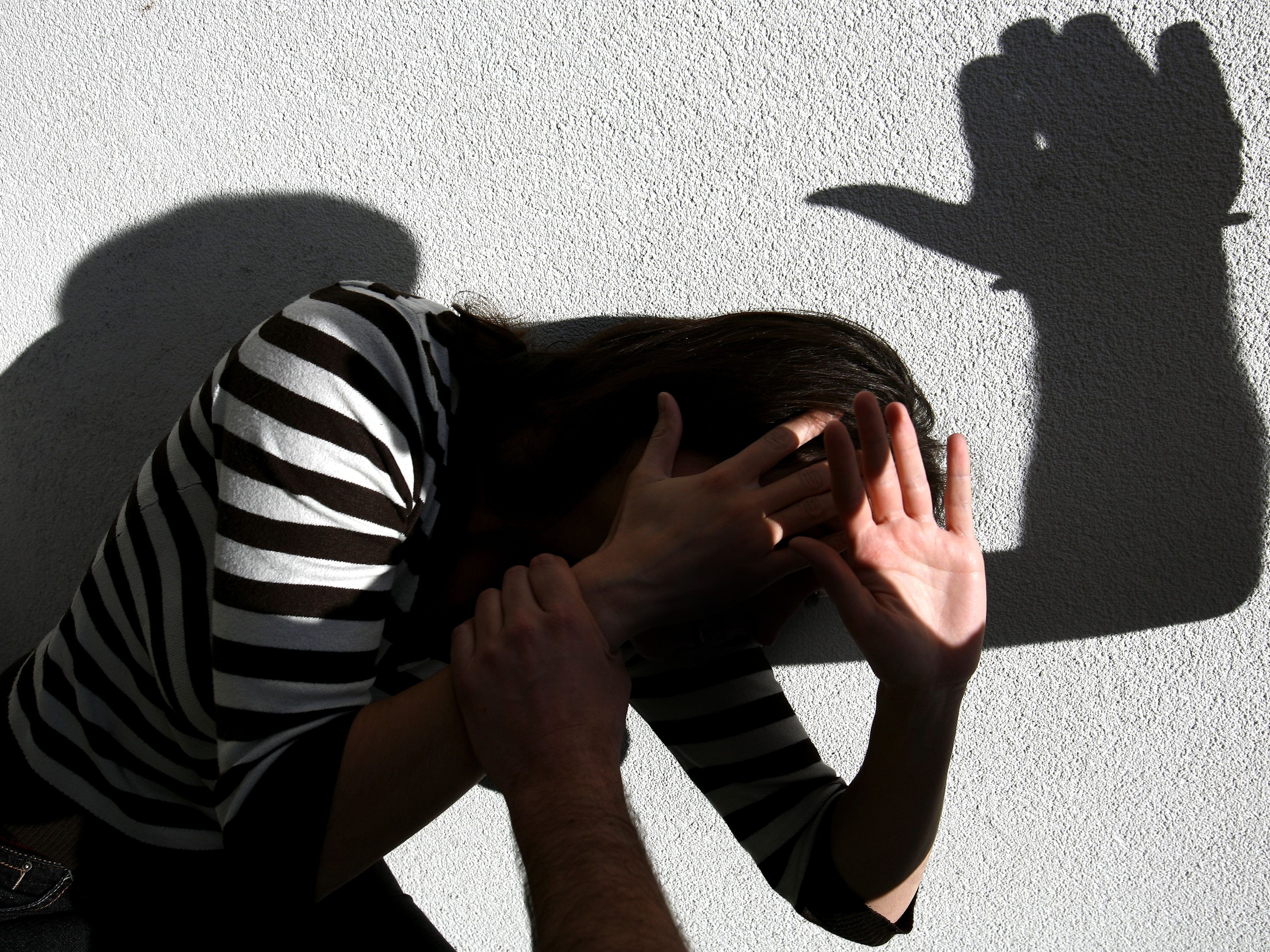 Die NEOS fordern einen Ausbau der Hilfe für von Gewalt betroffenen Frauen. Die NEOS fordern einen Ausbau der Hilfe für von Gewalt betroffenen Frauen.
