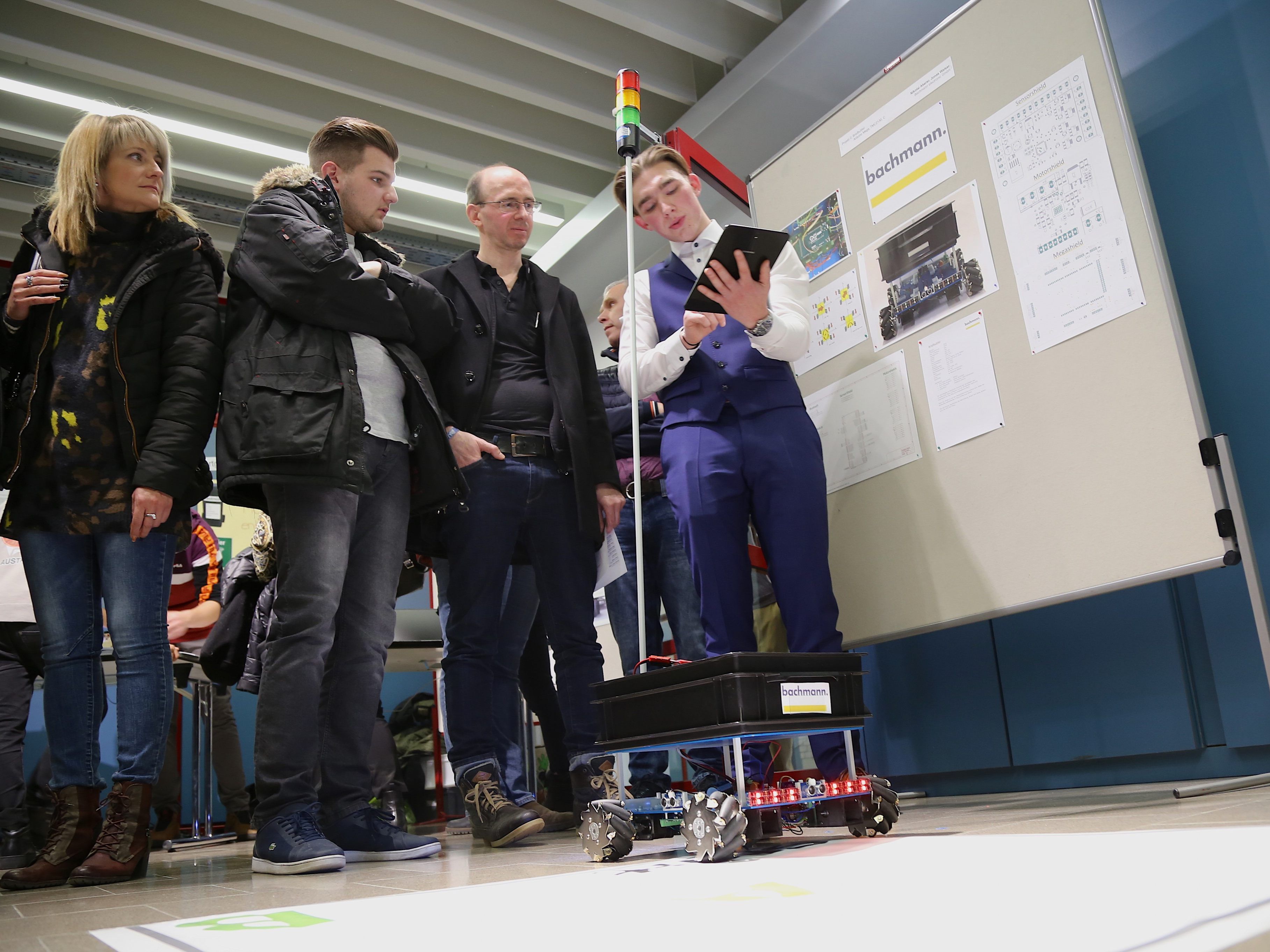 Der Lieferhelf-Roboter wurde bestaunt.