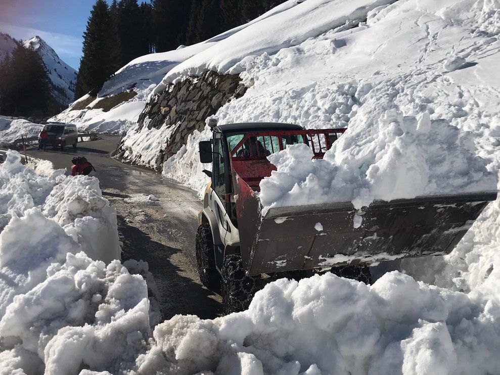 Die Schneemassen mussten mit schwerem Gerät von der unpassierbaren L193 entfernt werden.