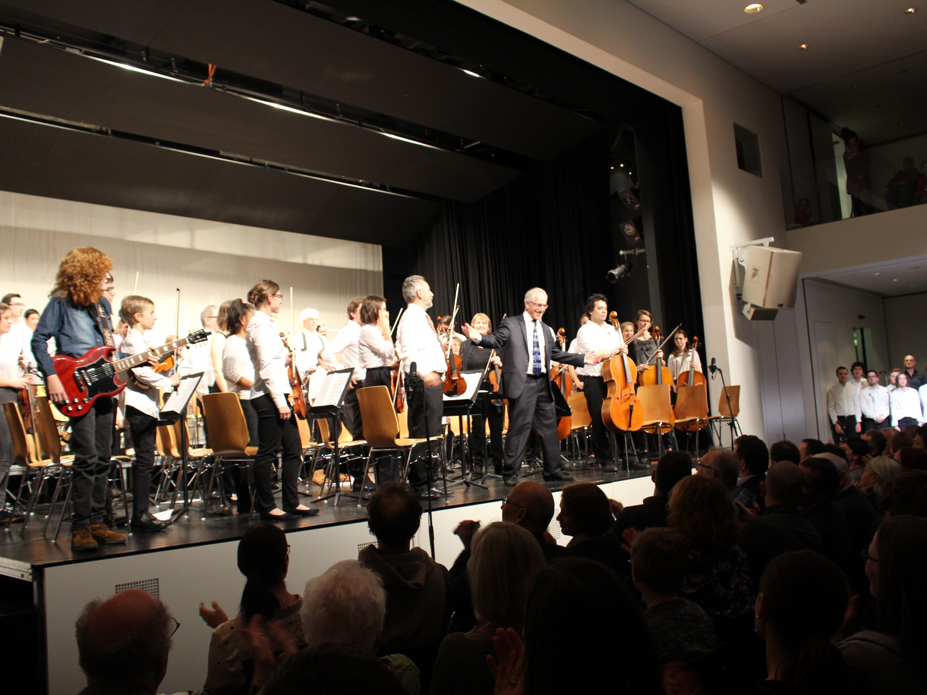 Einen fulminanten musikalischen Schlussakt setzten Orchester und Chor mit John Miles "Music".