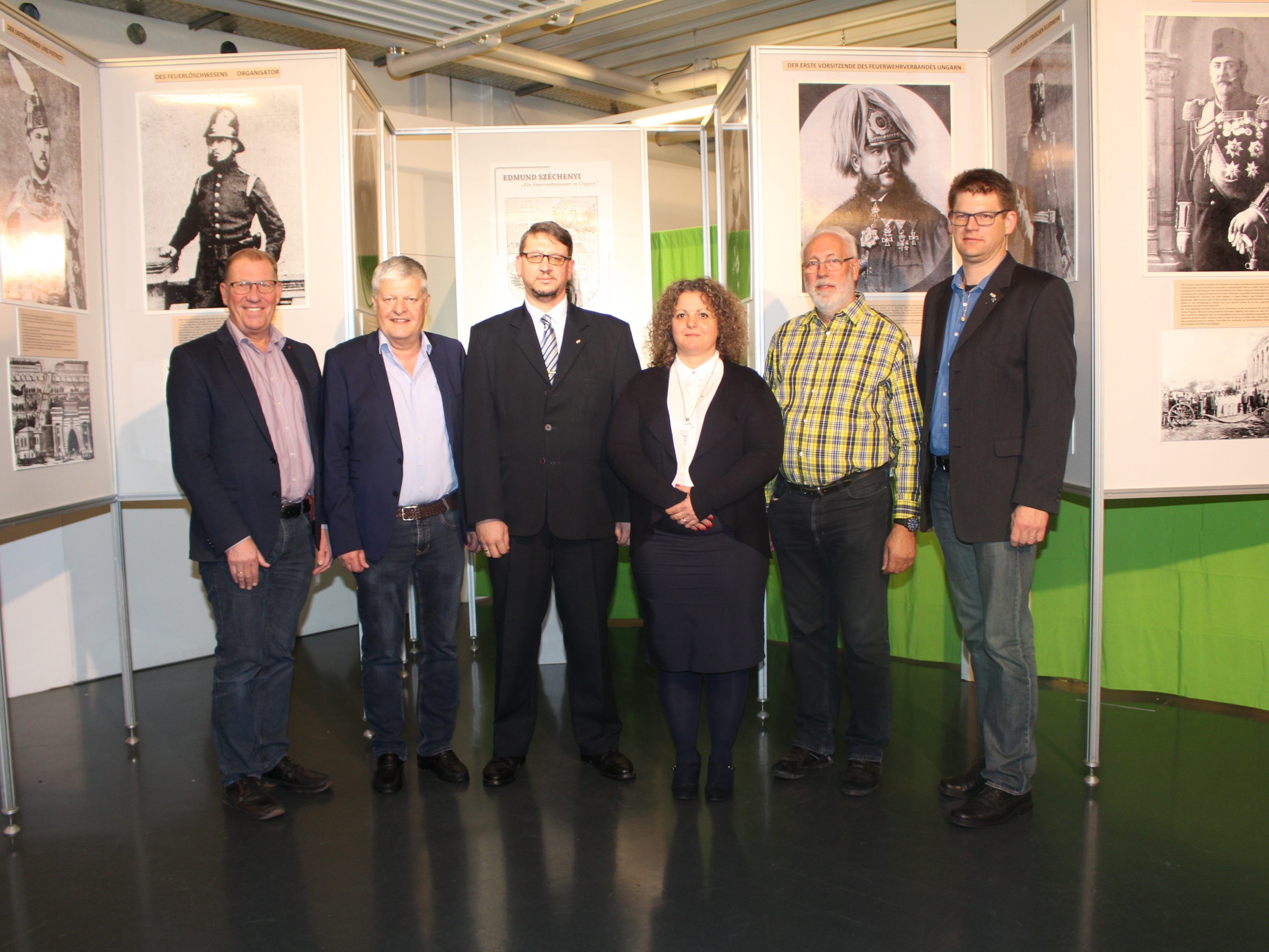 Landesfeuerwehrinspektor Hubert Vetter, Bezirksfeuerwehrinspektor Manfred Morscher, Imre Berki und Gerda Tákas (Zentrales Museum für Katastrophenschutz in Budapest), Peter Schmid, Ingo Valentini (Obmann Verein Feuerwehr- und Brandschutzgeschichte Vorarlbergs) Landesfeuerwehrinspektor Hubert Vetter, Bezirksfeuerwehrinspektor Manfred Morscher, Imre Berki und Gerda Tákas (Zentrales Museum für Katastrophenschutz in Budapest), Peter Schmid, Ingo Valentini (Obmann Verein Feuerwehr- und Brandschutzgeschichte Vorarlbergs)