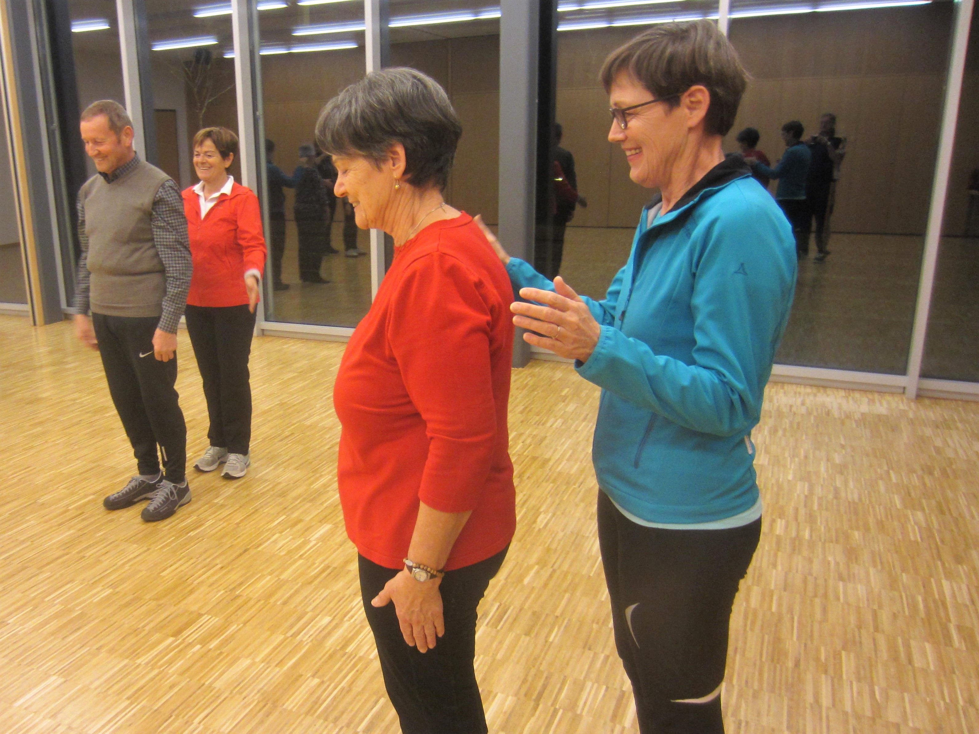 Interessierte Besucher sind zum Mitmachen bei aktiven Bewegungseinheiten eingeladen. Interessierte Besucher sind zum Mitmachen bei aktiven Bewegungseinheiten eingeladen.