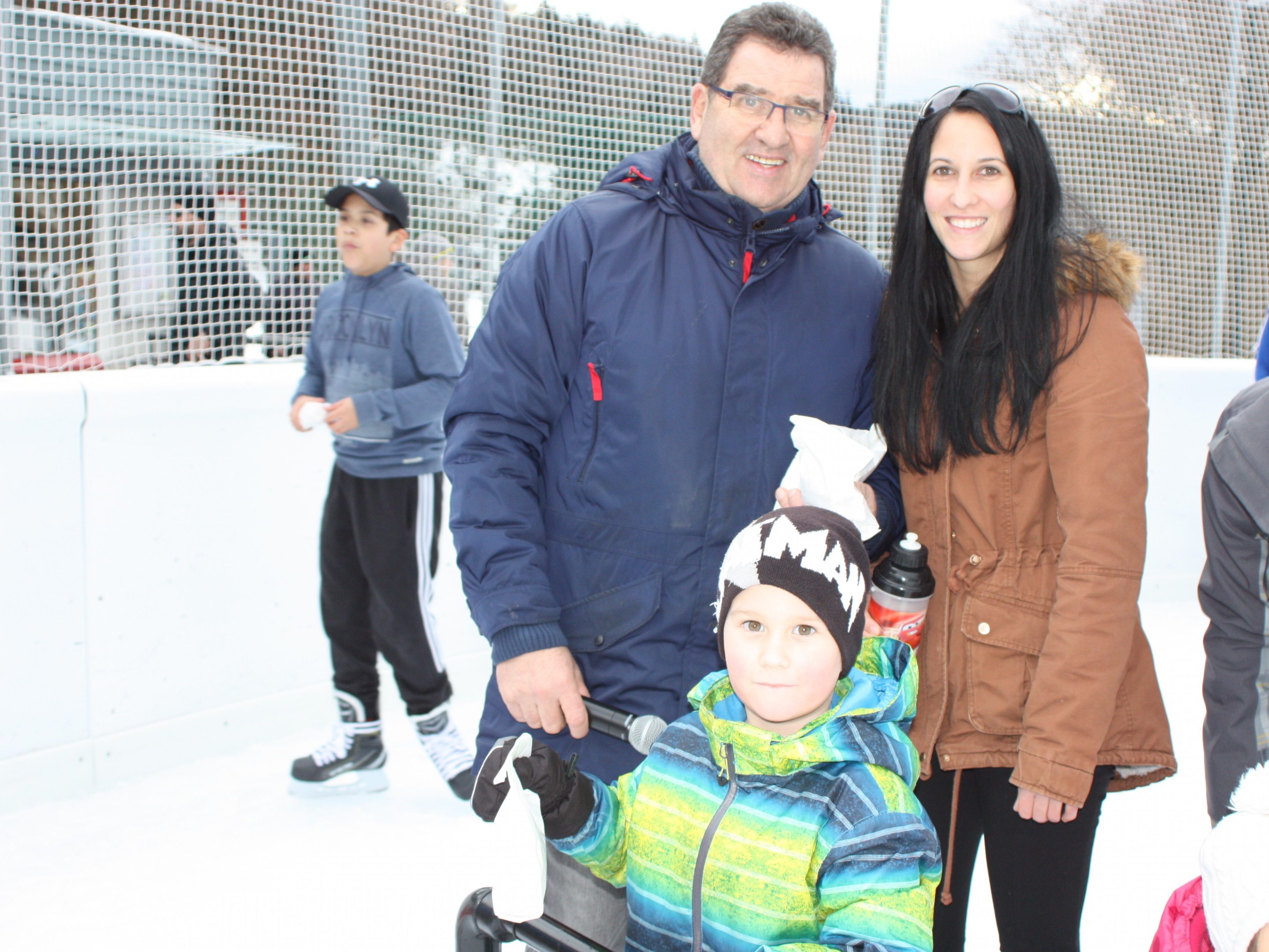 Gemeinderat Helmut Jenny übergab das Geschenksäckle an die Kids