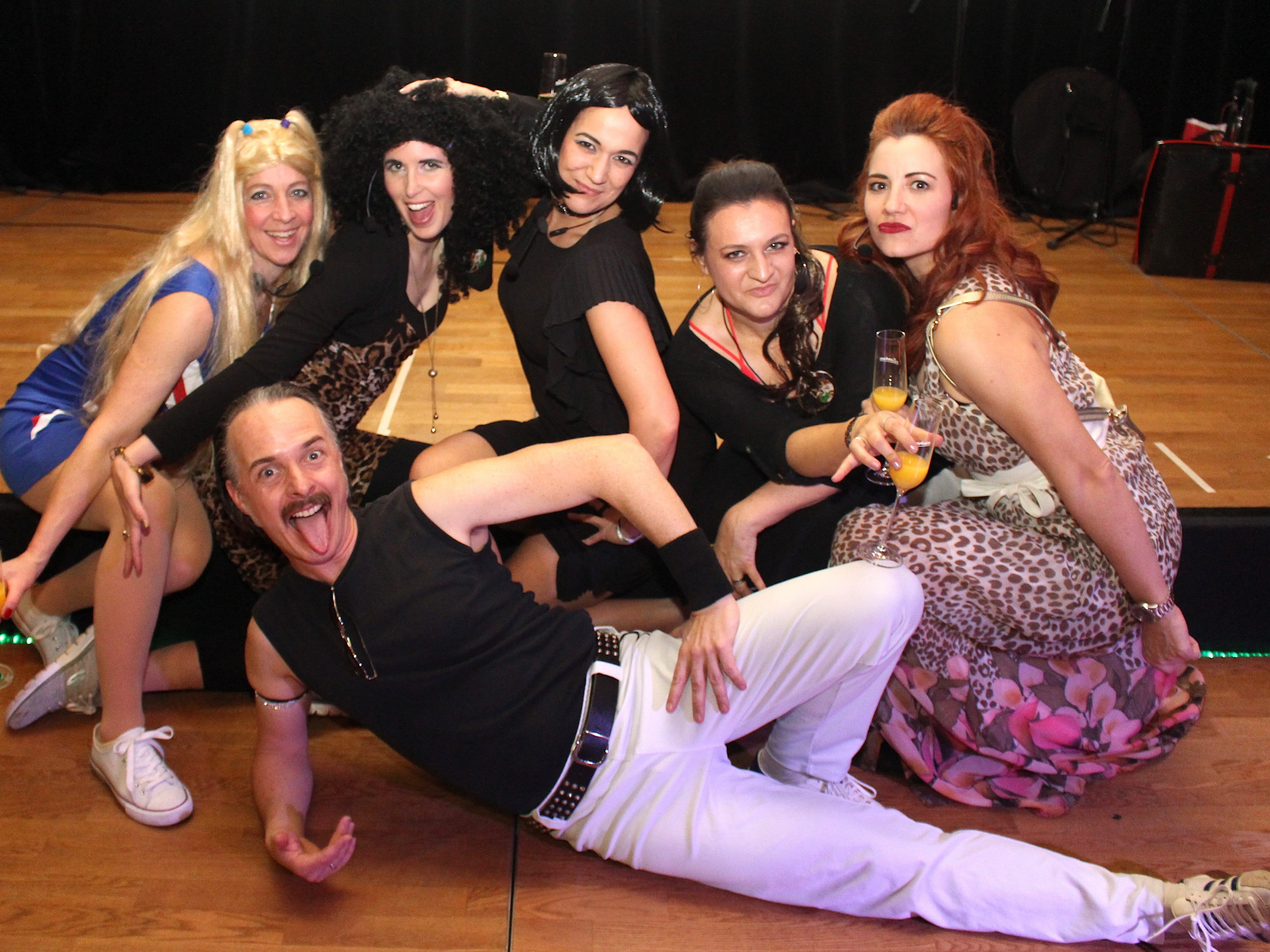 Der Chorleiter Michael Percinlic mit den "Spice Girls" Der Chorleiter Michael Percinlic mit den "Spice Girls"