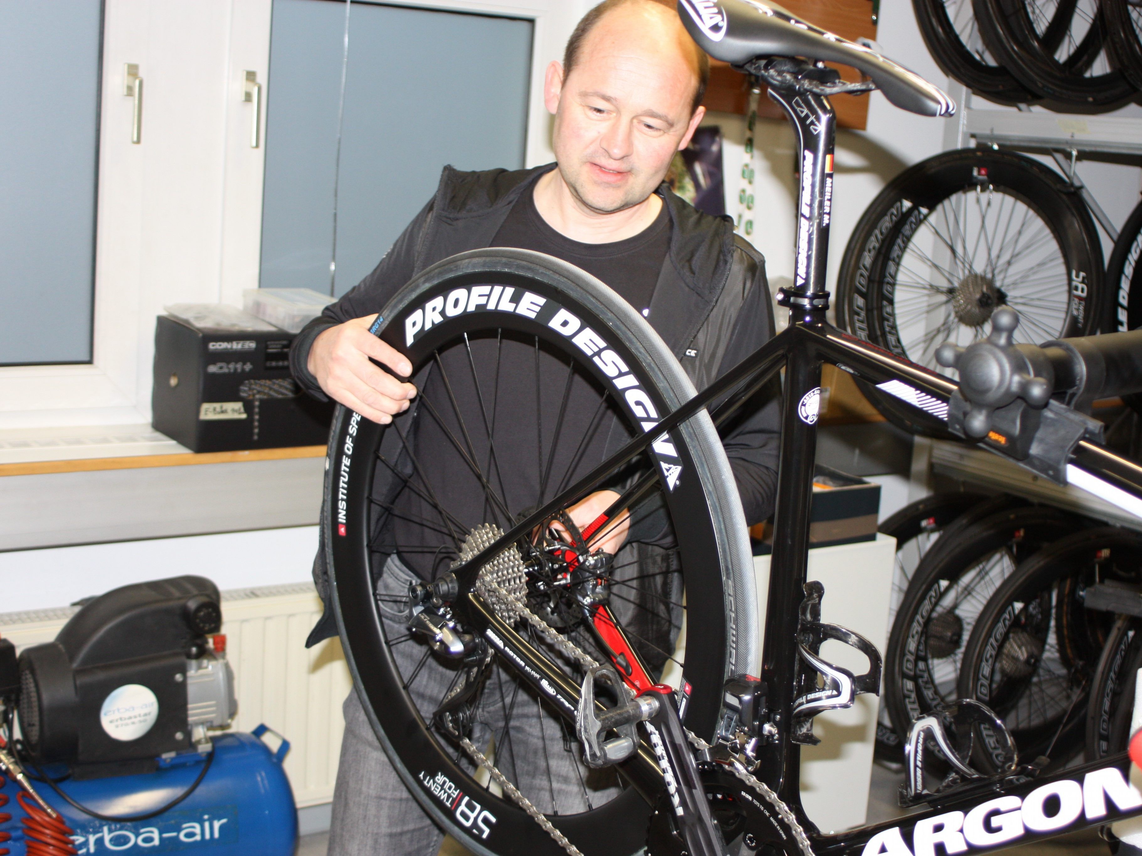 Johannes Kofler in Doppelfunktion: Sportchef und Mechaniker Johannes Kofler in Doppelfunktion: Sportchef und Mechaniker