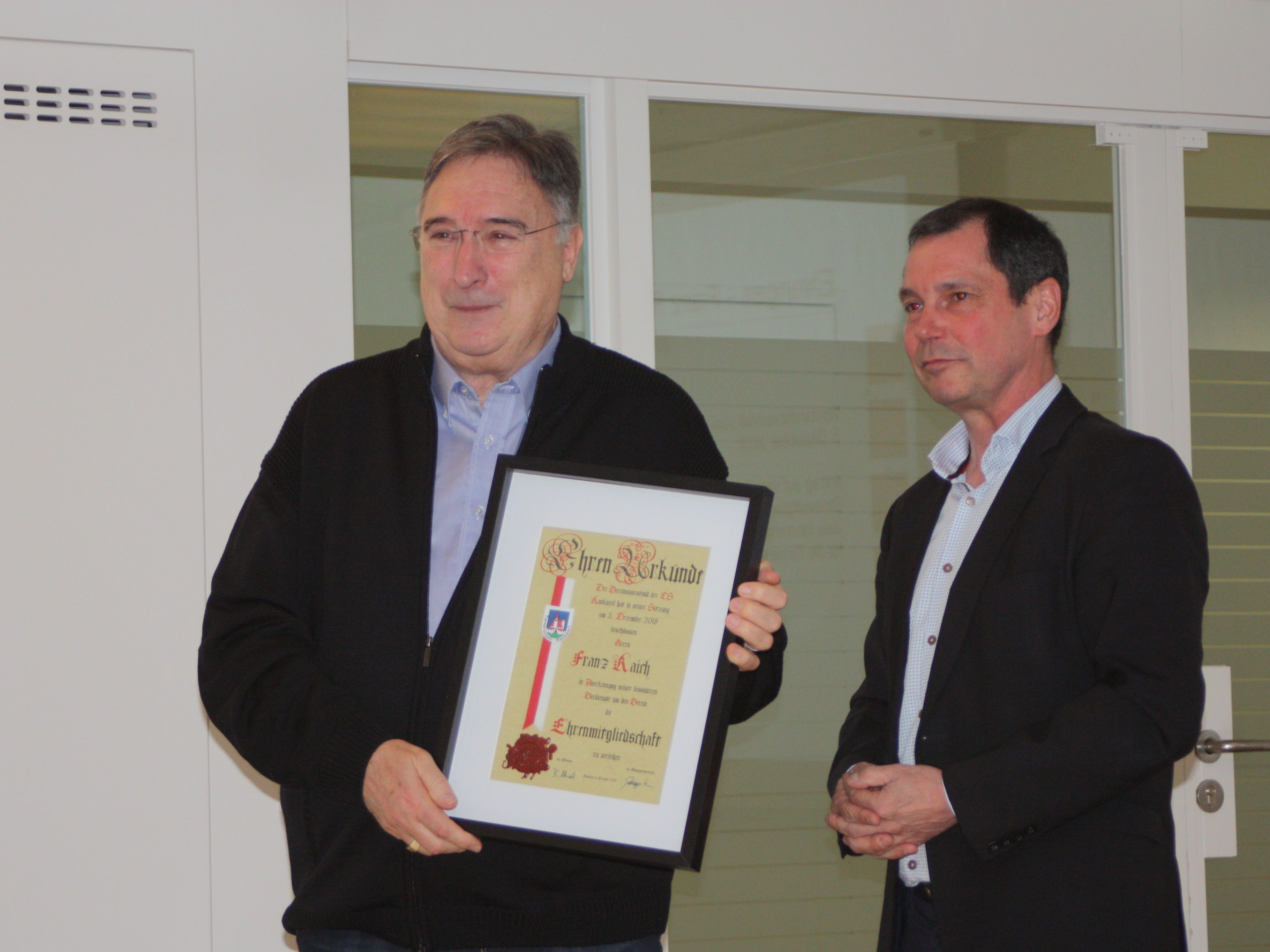Obmann Bernd Steidl überreicht Franz Raich die Ehrenurkunde Obmann Bernd Steidl überreicht Franz Raich die Ehrenurkunde