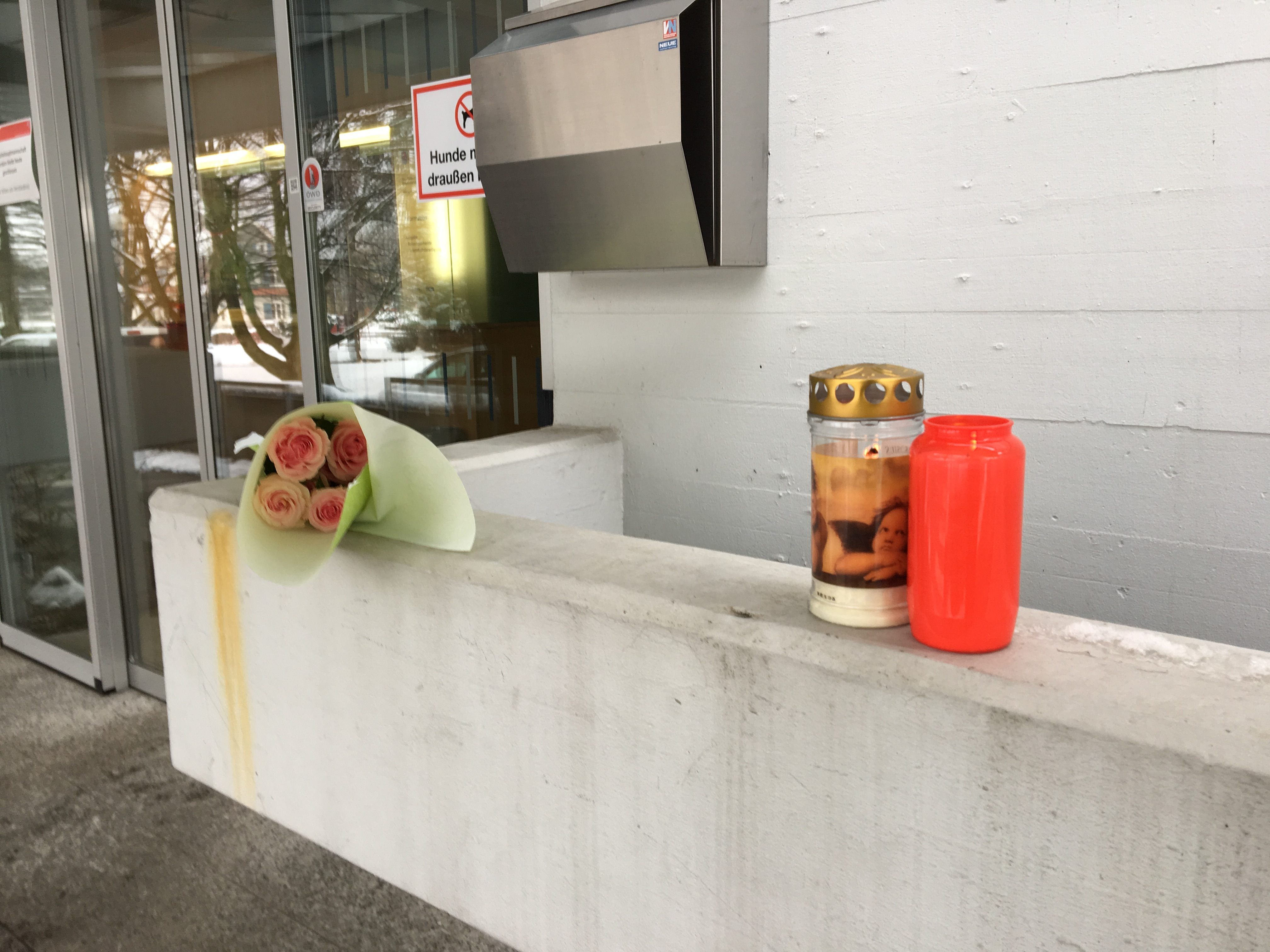 Am Ort der grauenhaften Tat wurden Blumen und Kerzen niedergelegt, um dem verstorbenen Alexander "Sandy" Alge zu gedenken.