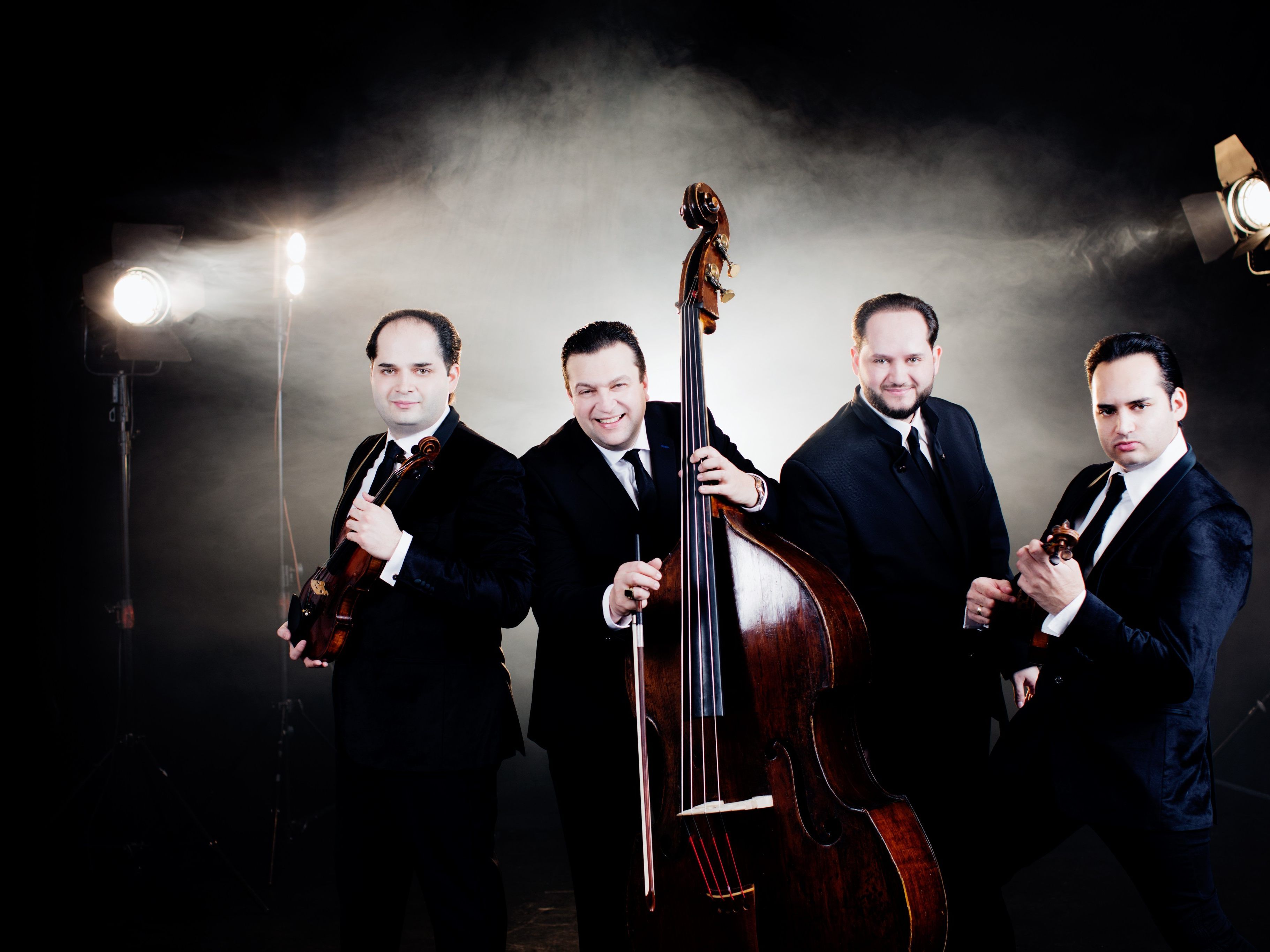 Das Janoska Ensemble - die vier Herren brillierten als Weltklasse-Instrumentalisten mit ihrem unverwechselbaren Sound. Das Janoska Ensemble - die vier Herren brillierten als Weltklasse-Instrumentalisten mit ihrem unverwechselbaren Sound.