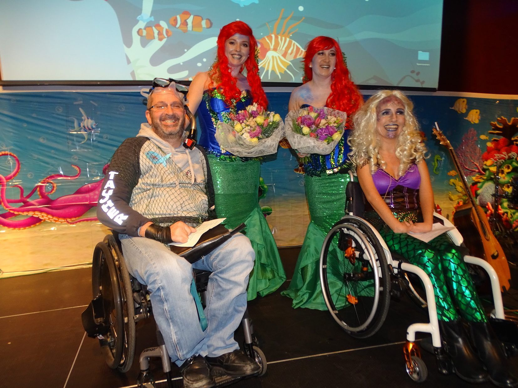Markus Ender und Sabrina Nitz dankten den neuen Helferinnen Dorothea und Beate (hinten).