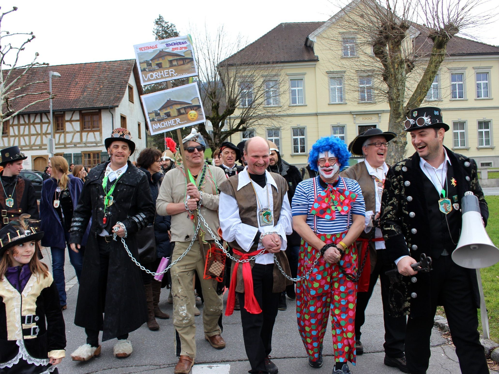 Einladung zur stimmungsvollen Absetzung des Bürgermeisters und der Gemeinderäte durch die Lochauer Faschingszünfte beim Gemeindeamt, anschließend Verurteilung in der Festhalle.