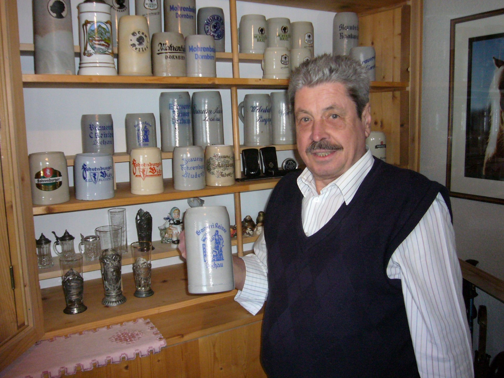 Erinnerung an die Lochauer Brauerei „Reiner“. Hans Seibl im Jahre 2007 mit einem nostalgischen Lochauer „Reiner“-Bierkrug aus Ton. Erinnerung an die Lochauer Brauerei „Reiner“. Hans Seibl im Jahre 2007 mit einem nostalgischen Lochauer „Reiner“-Bierkrug aus Ton.