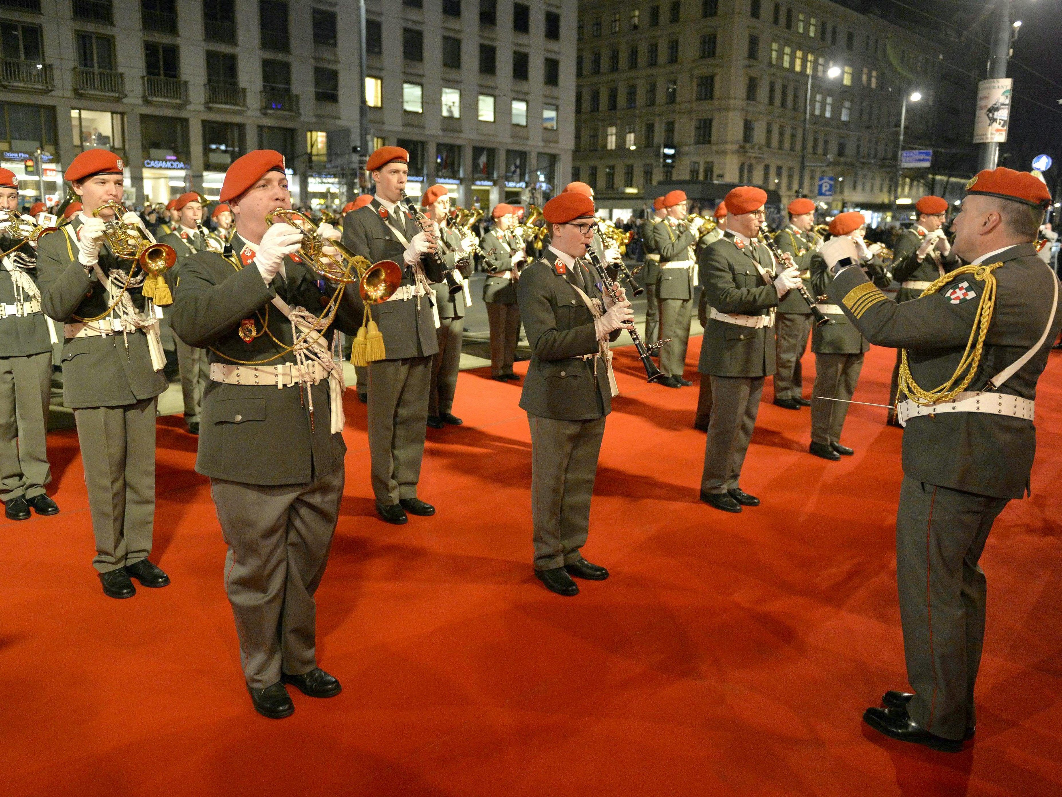 Die Truppe der Gardemusik des Bundesheeres spielt Märsche aus der Zeit der Eröffnung der Staatsoper vor 150 Jahren.