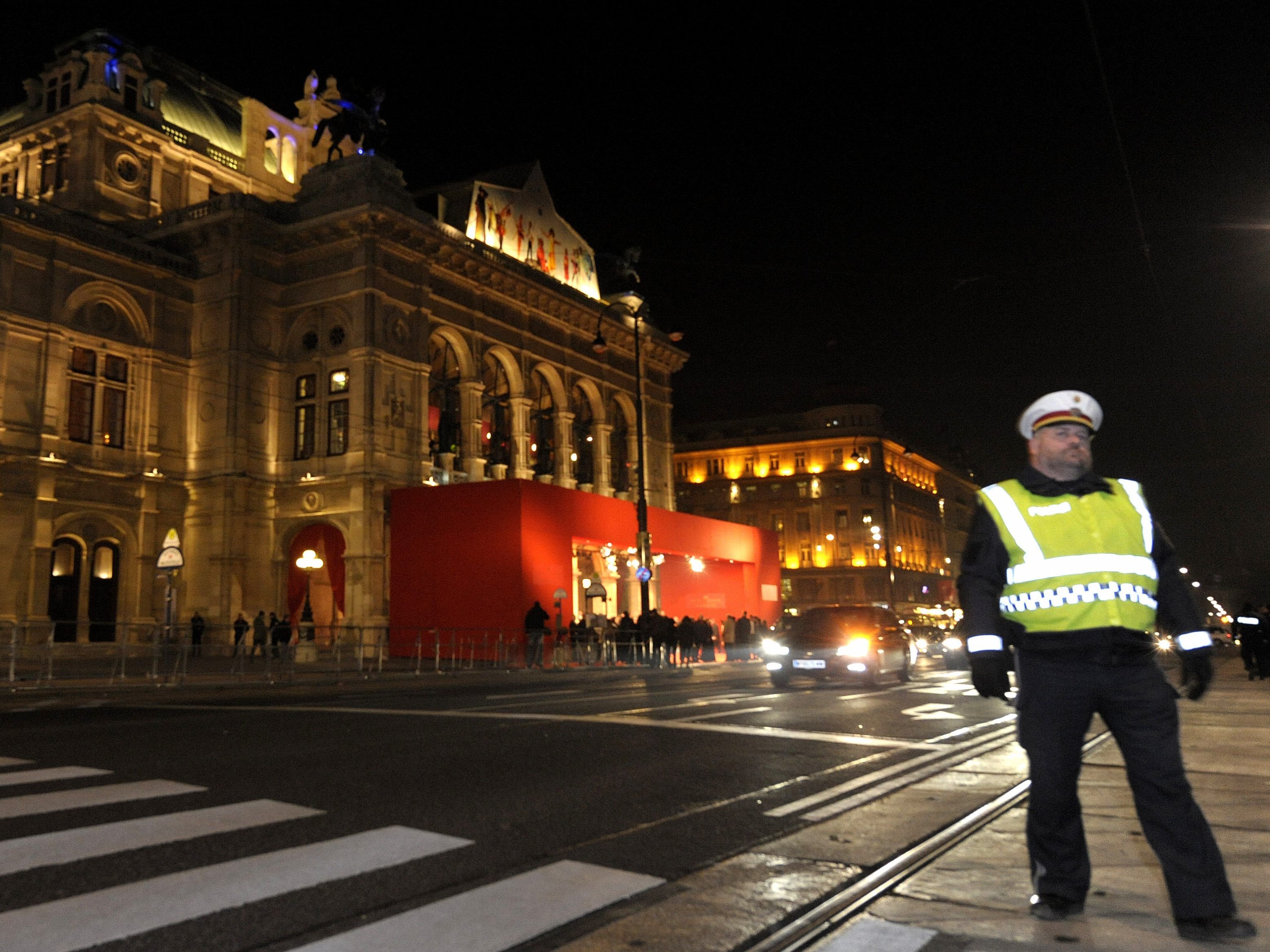 Der Opernball bringt Verkehrsbehinderungen mit sich.