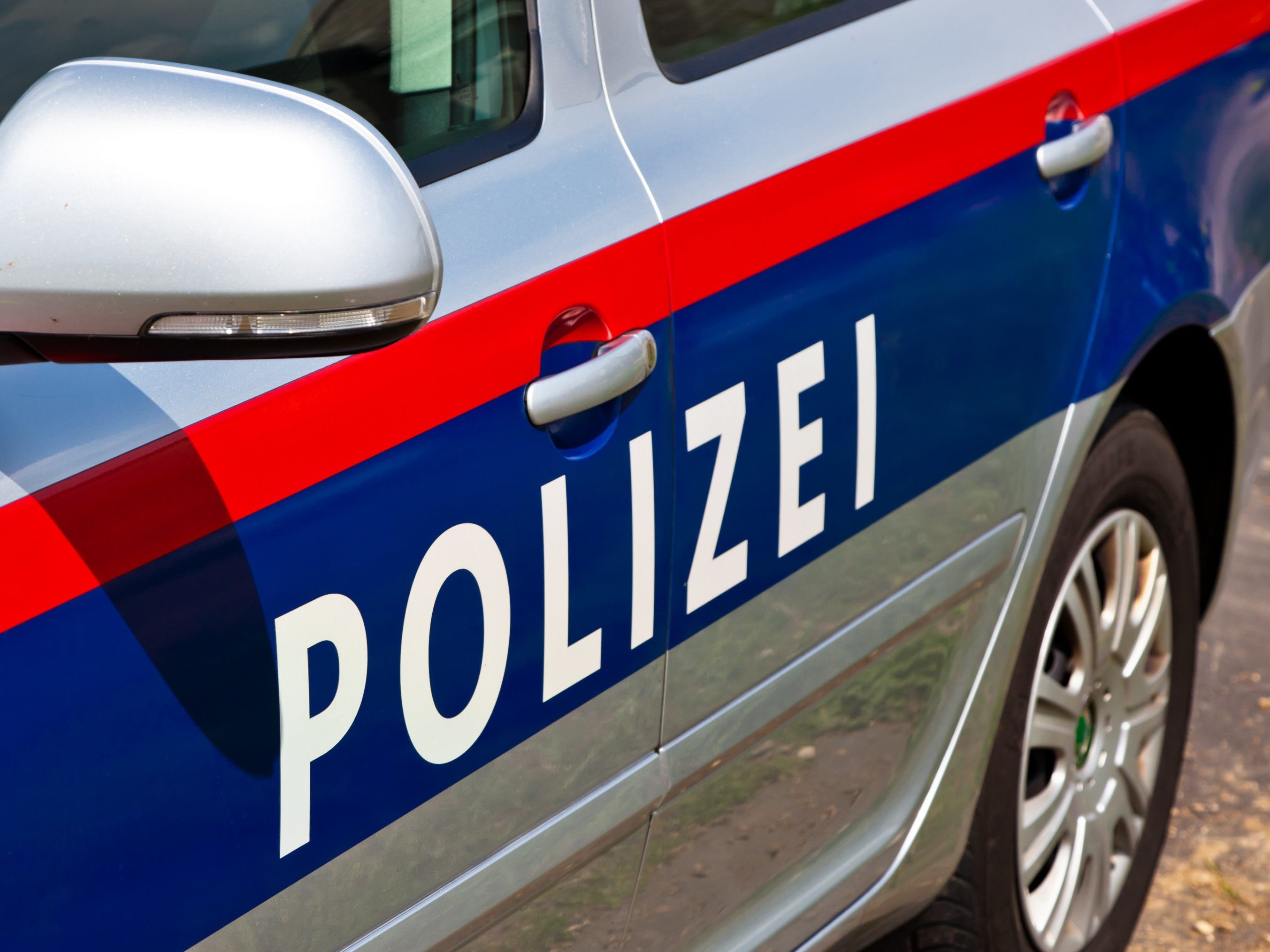 Unbekannte Täter haben eine Bushaltestelle in Altach beschädigt.