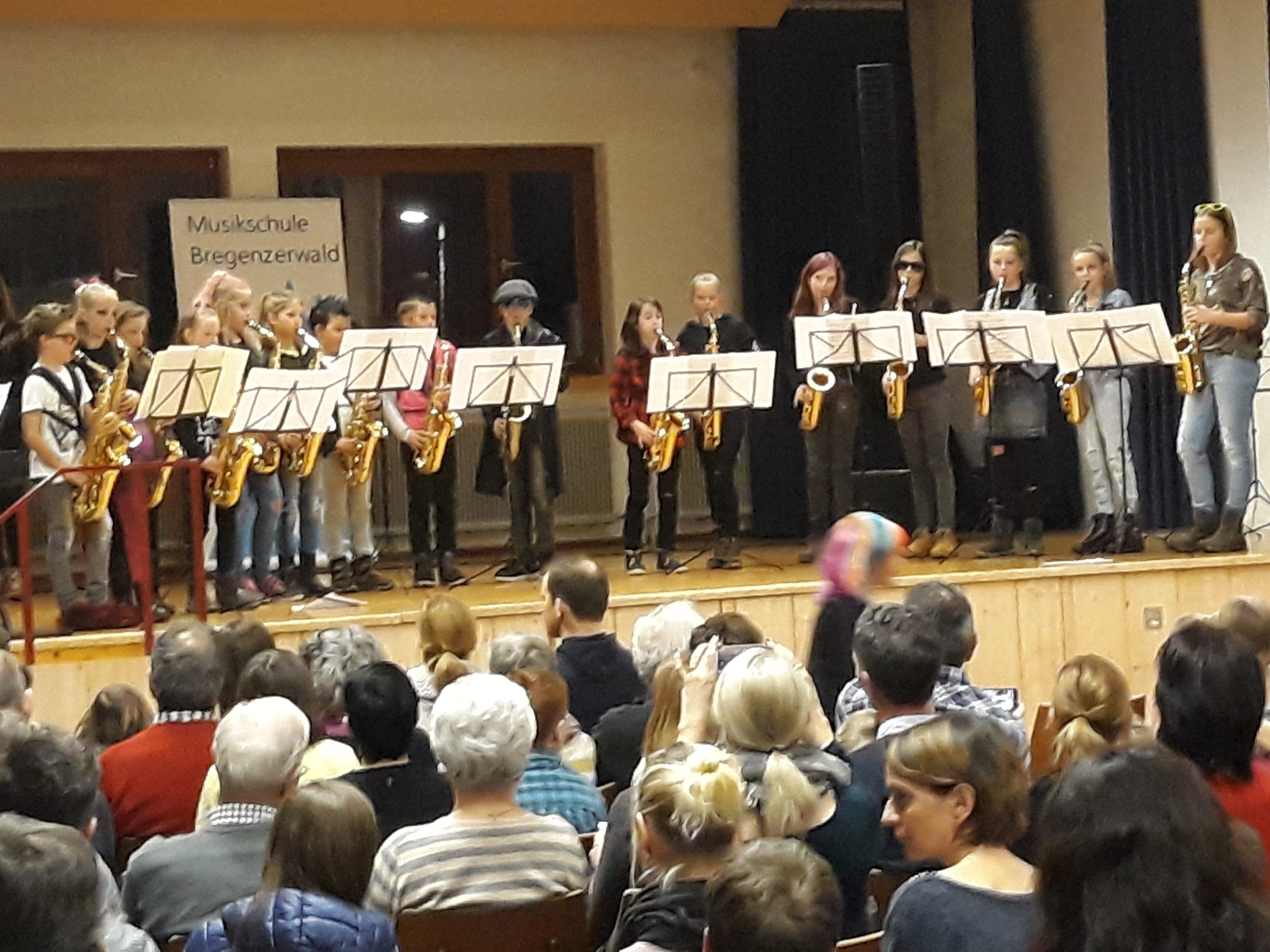 Die Saxophonbläser der Musikschule Bregenzerwald heizten die ausgelassene Stimmung an.
