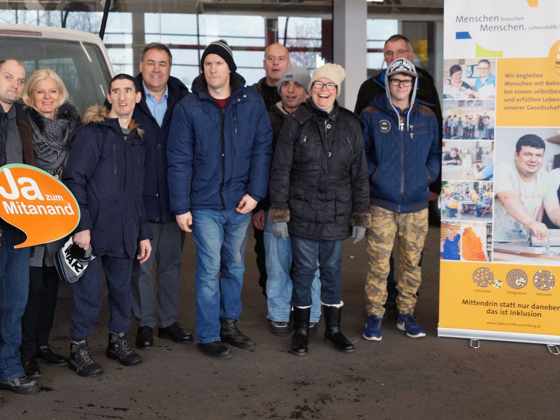 Herbert Oberscheider (4.v.l.) und Michaela Wagner-Braito (2.v.l.) mit dem Team der Werkstätte Rankweil. Herbert Oberscheider (4.v.l.) und Michaela Wagner-Braito (2.v.l.) mit dem Team der Werkstätte Rankweil.