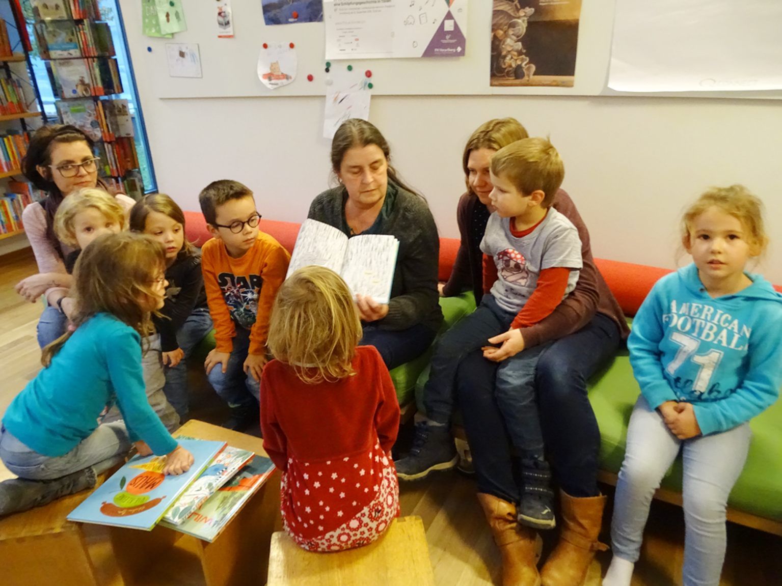 Bis Ende Mai ist jeweils am Mittwoch ist jeweils Vorlesen in der Bücherei angesagt. Bis Ende Mai ist jeweils am Mittwoch ist jeweils Vorlesen in der Bücherei angesagt.