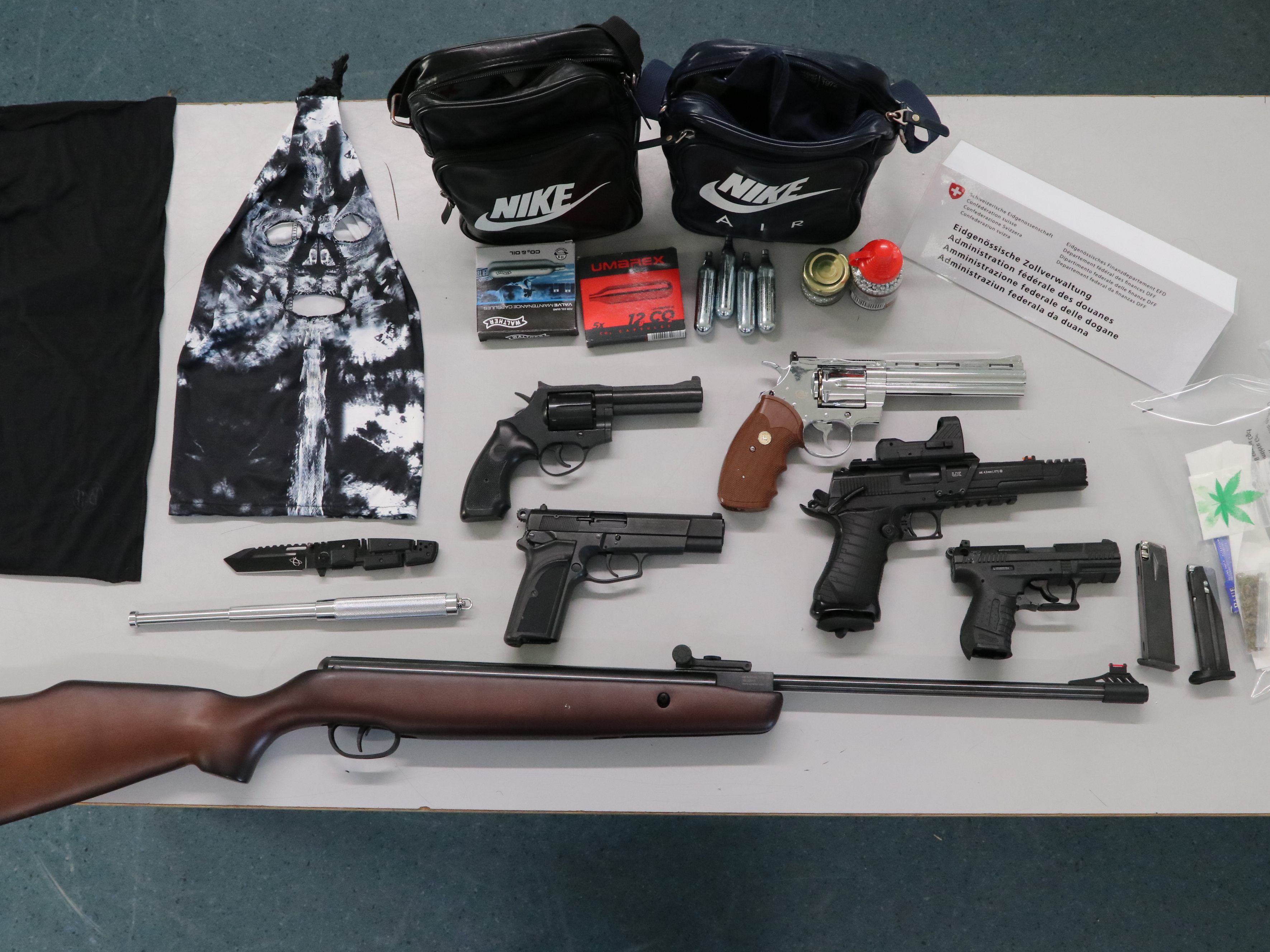 Bei einer Überprüfung wurden mehrere Waffen festgestellt. Bei einer Überprüfung wurden mehrere Waffen festgestellt.