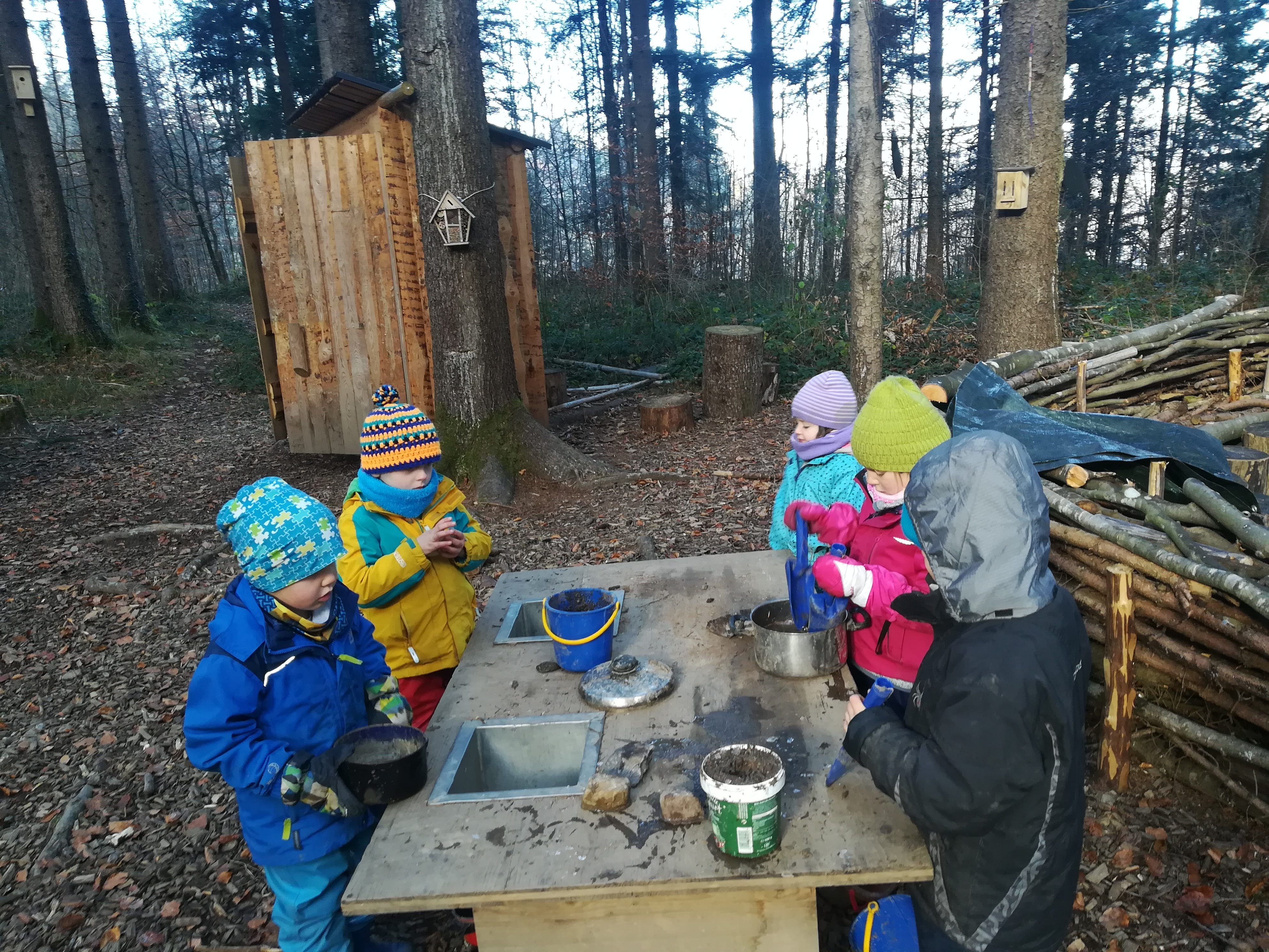 Die Kids des Nenzinger Waldkindergartens bekommen ein „Takka“. Die Kids des Nenzinger Waldkindergartens bekommen ein „Takka“.