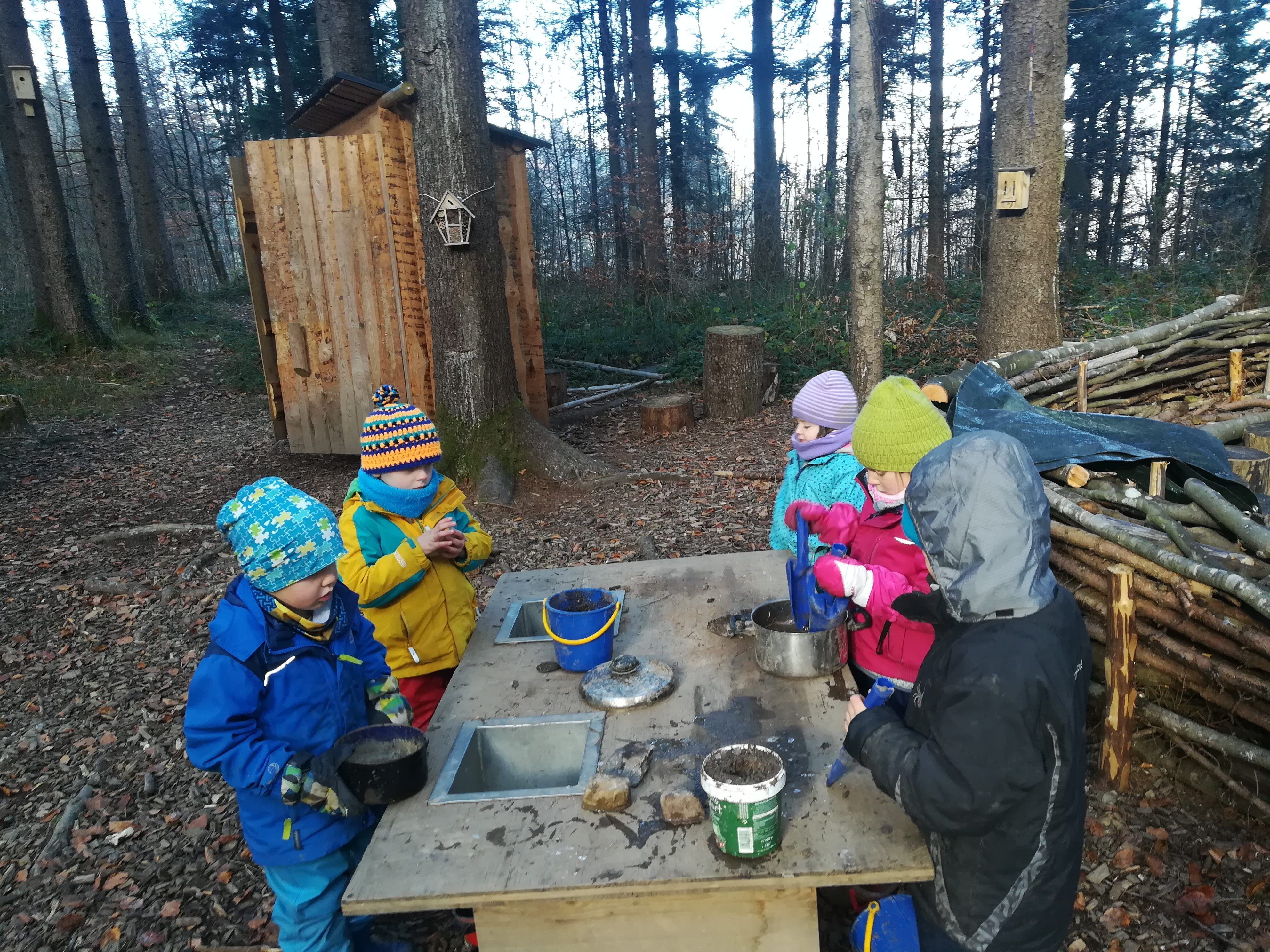 Die Kids des Nenzinger Waldkindergartens bekommen ein „Takka“.