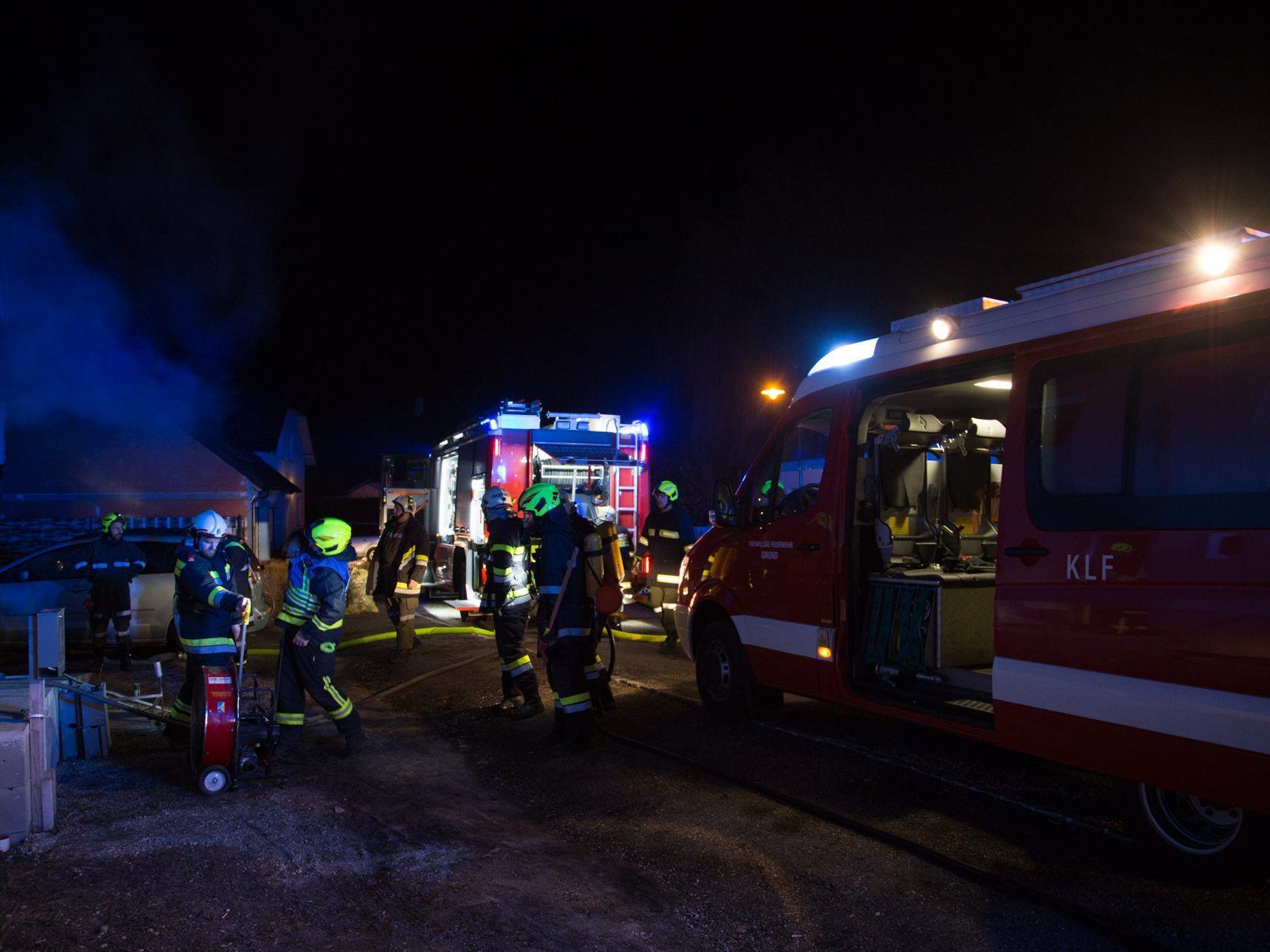 Die Feuerwehr brachte zwei Personen über eine Leiter in Sicherheit. Die Feuerwehr brachte zwei Personen über eine Leiter in Sicherheit.