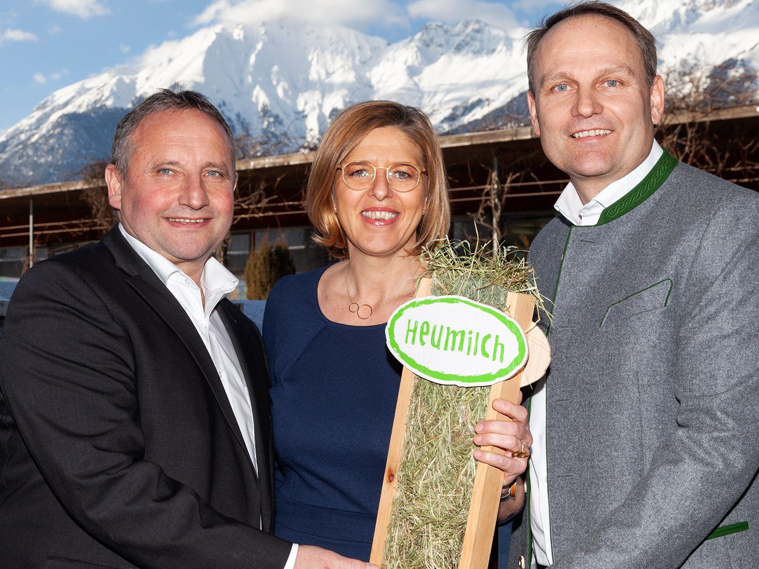 Wechsel an der Spitze der ARGE Heumilch: Obmann Karl Neuhofer (links) und Koordinator Andreas Geisler mit Christiane Mösl, die die Geschäftsführung der ARGE Heumilch mit 1. Juli 2019 übernehmen wird. Wechsel an der Spitze der ARGE Heumilch: Obmann Karl Neuhofer (links) und Koordinator Andreas Geisler mit Christiane Mösl, die die Geschäftsführung der ARGE Heumilch mit 1. Juli 2019 übernehmen wird.