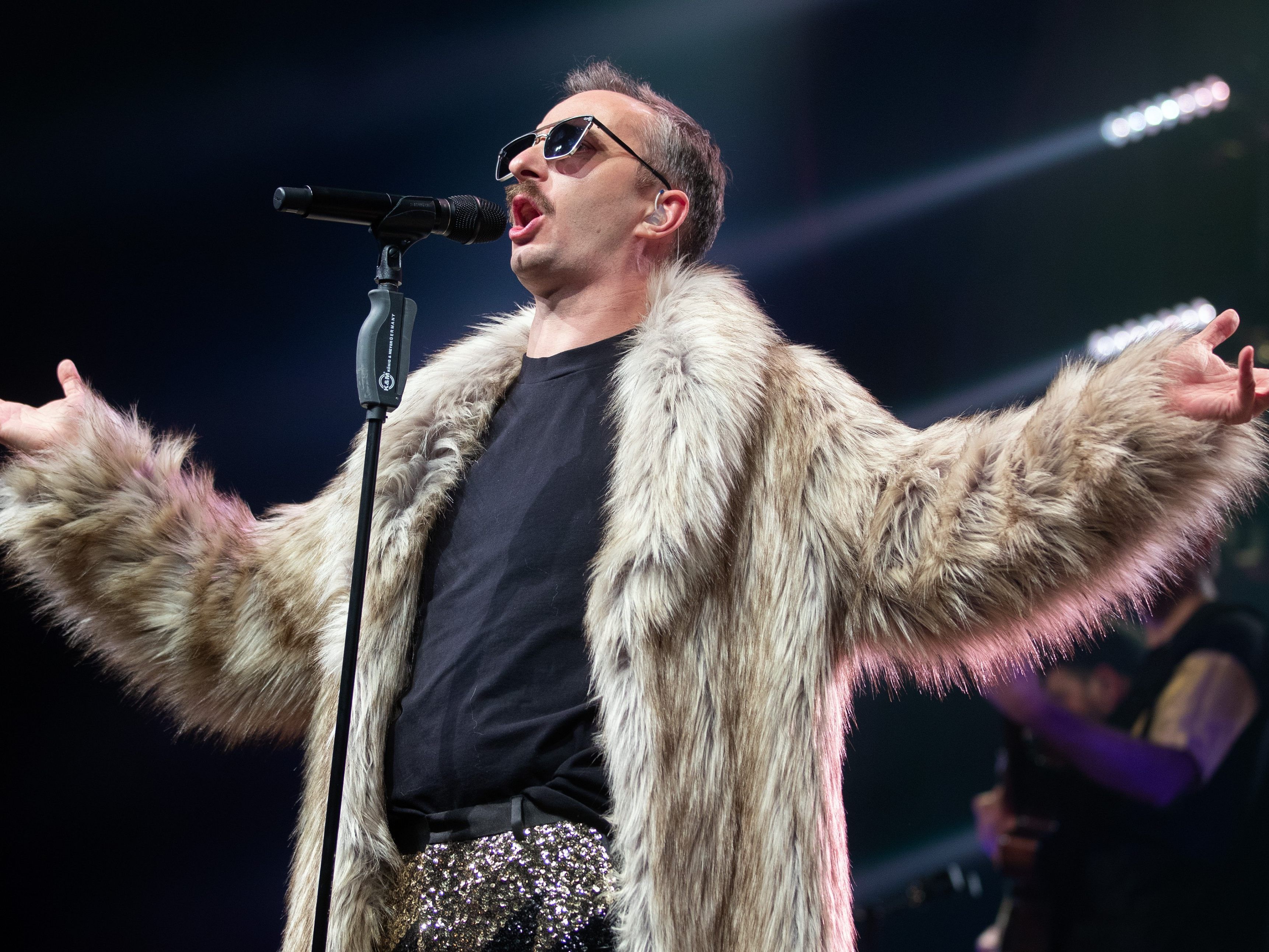 Der Künstler Jan Böhmermann am Mittwoch, 06. Februar 2019, während seinem Konzert mit dem Rundfunk Tanzorchester Ehrenfeld im Gasometer in Wien.