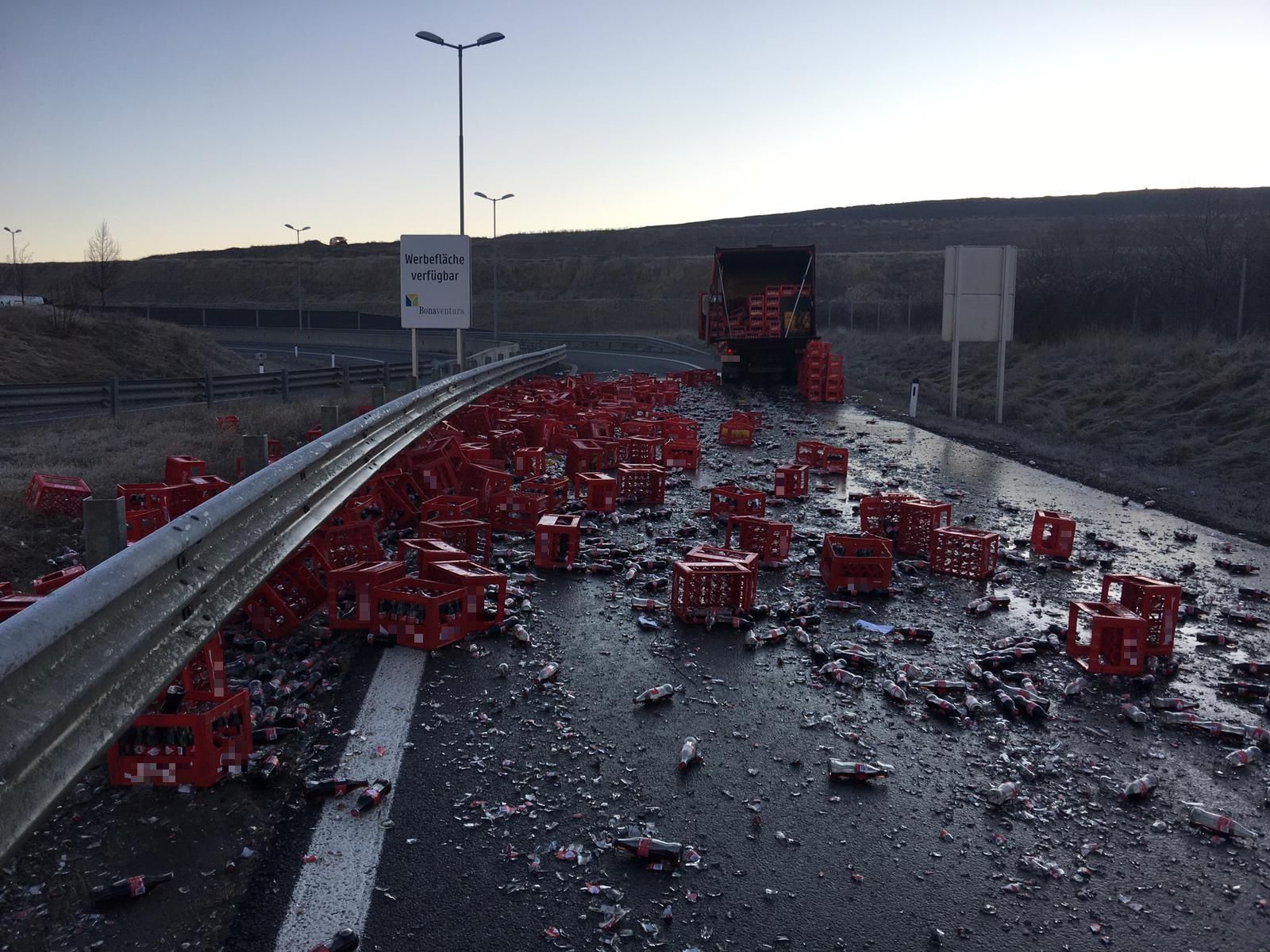 Die Feuerwehr konnte die Autobahnausfahrt von den Cola-Flaschen befreien.