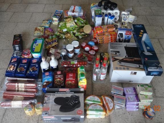 Die Diebe stahlen Waren im Wert von rund 1.000 Euro.