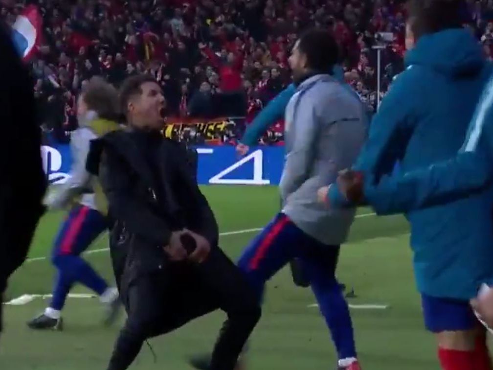 Diego Simeone feiert einen Treffer mit einem beherzten Griff in den Schritt. Diego Simeone feiert einen Treffer mit einem beherzten Griff in den Schritt.