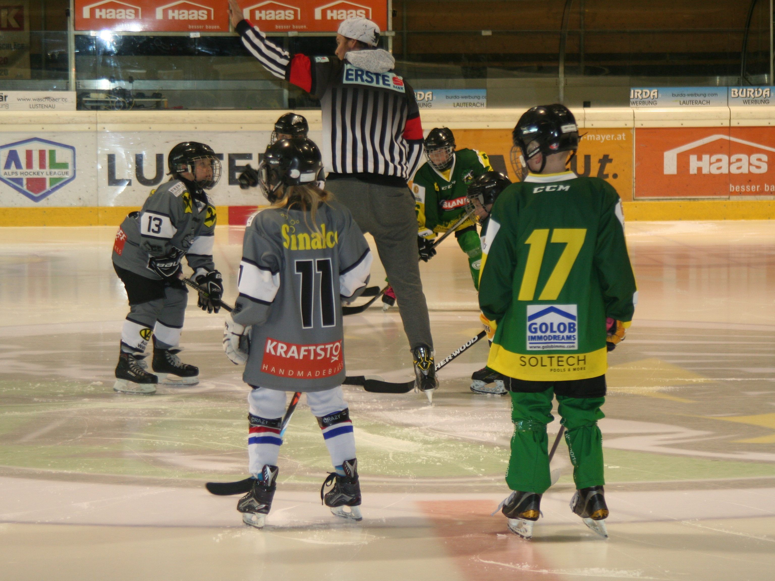 Die Hockey Youngsters im Einsatz in der Rheinhalle