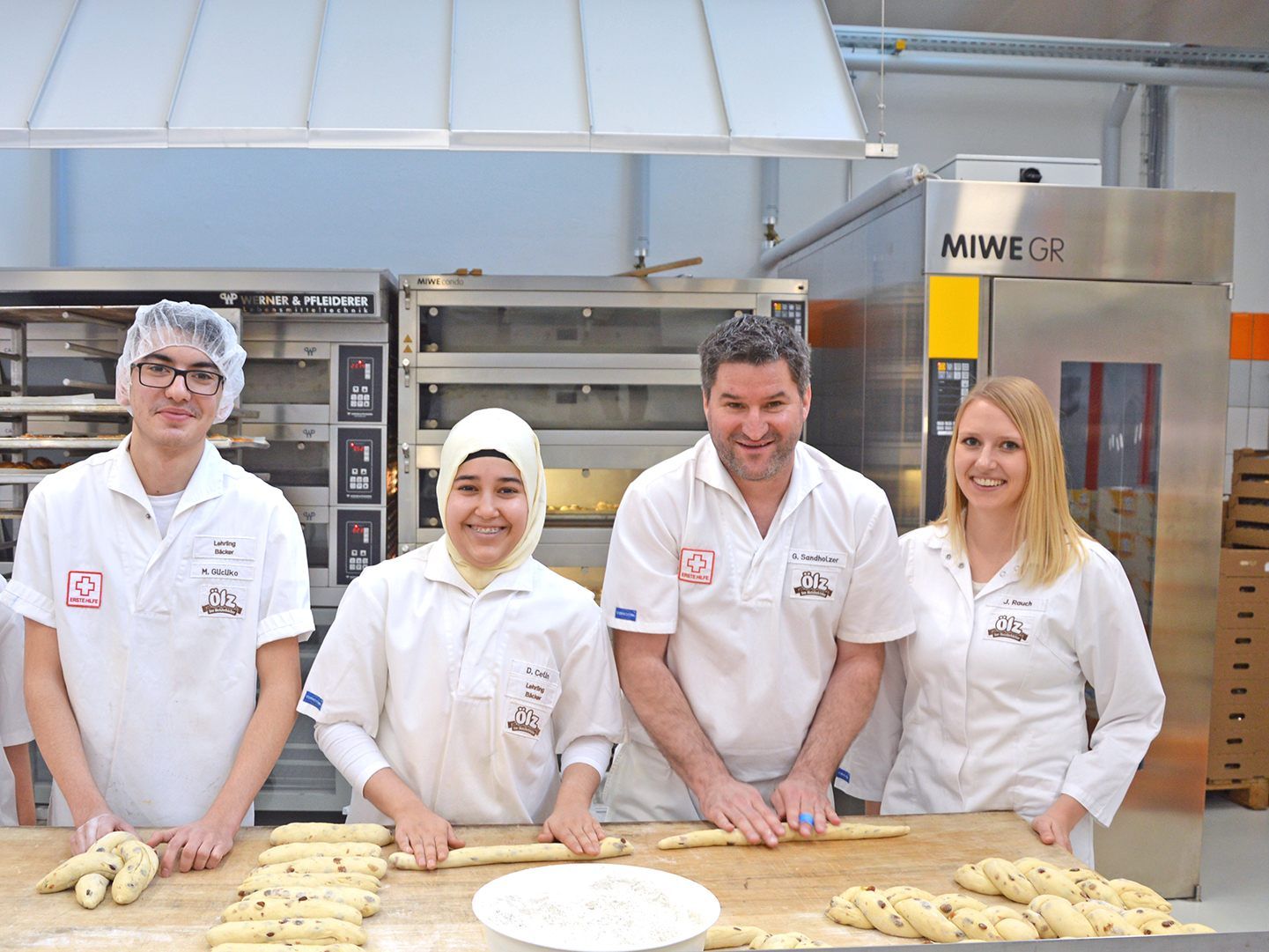 Ölz-Mitarbeiter: Verena Winkler (Trainee), Melih Gücüko (2. Lehrjahr), Defne Cetin (2. Lehrjahr), Günther Sandholzer (Ausbilder) und Jessica Rauch (Qualitätsmanagement)