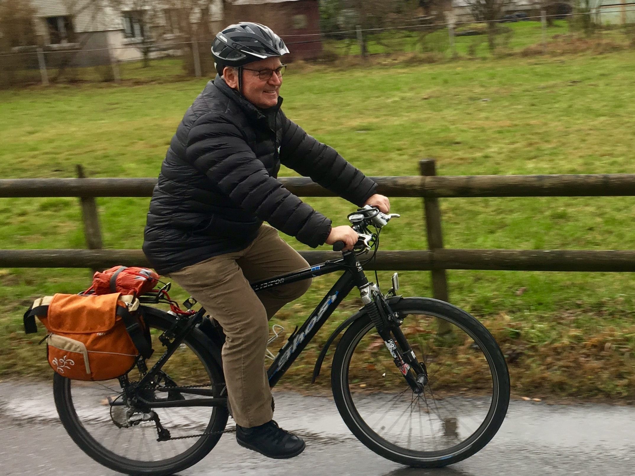 Schlechtes Wetter gibt es nicht für Helmut Hagen, der das ganze Jahr mit dem Rad unterwegs ist. Schlechtes Wetter gibt es nicht für Helmut Hagen, der das ganze Jahr mit dem Rad unterwegs ist.