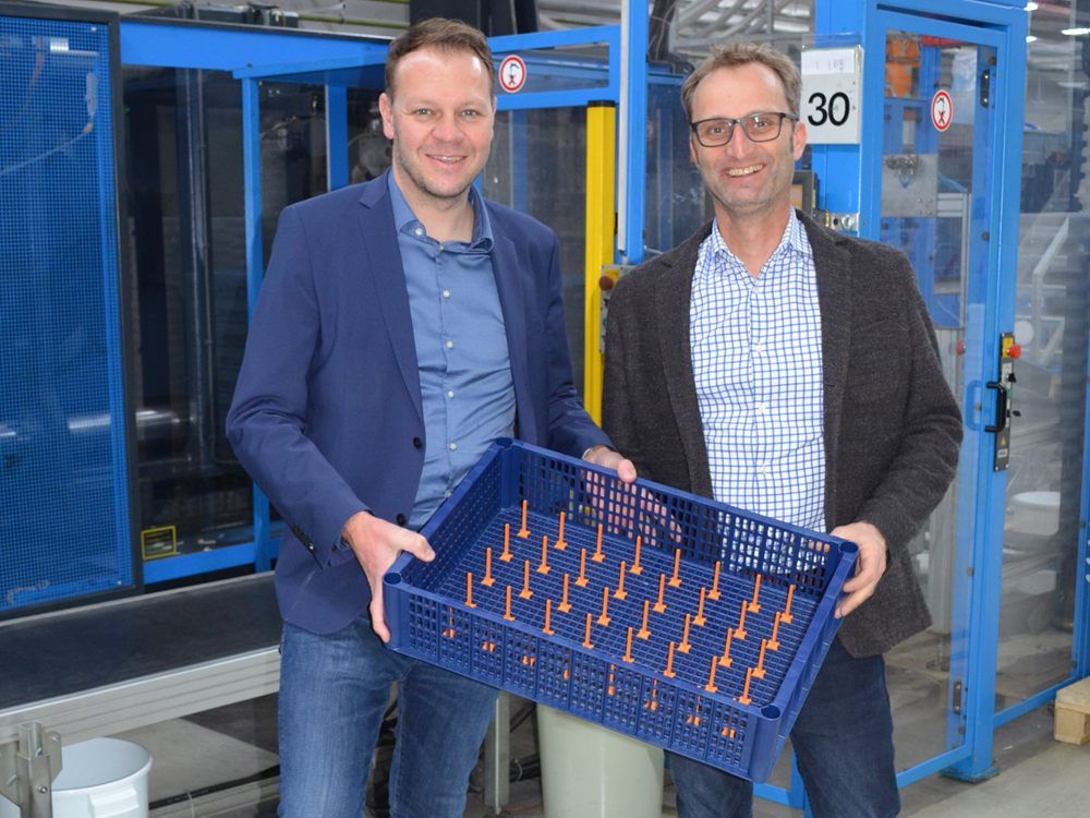 Gerhard Bertsch / Gerhard Marte (Geschäftsführung Fries) mit dem neuen Reinigungskorb tech-rack custom 4.0 Gerhard Bertsch / Gerhard Marte (Geschäftsführung Fries) mit dem neuen Reinigungskorb tech-rack custom 4.0